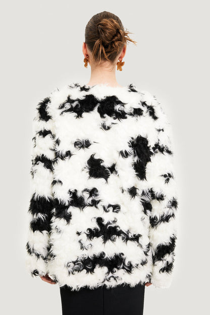 Abrigo con estampado de vaca y piel sintética de oveja 