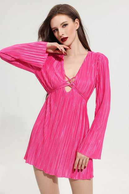 Minivestido con cuello en V y mangas pétalo 