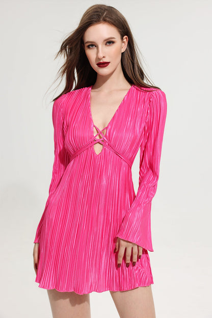 Minivestido con cuello en V y mangas pétalo 