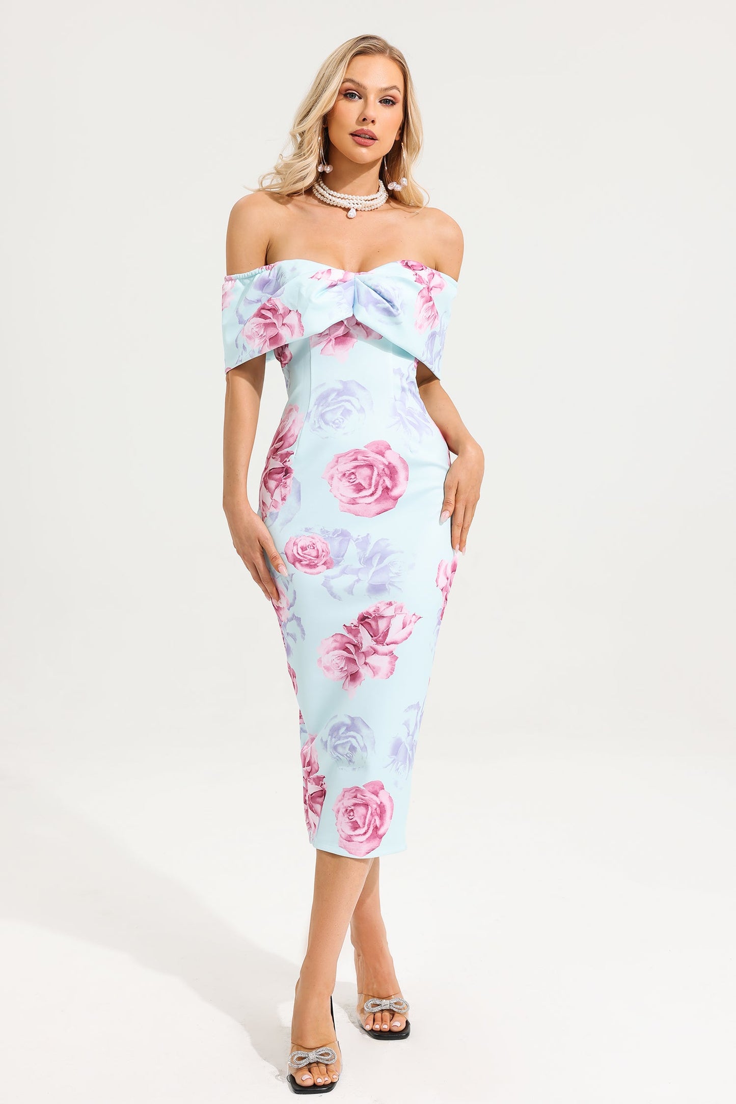 Vestido midi ajustado con hombros descubiertos y estampado floral 