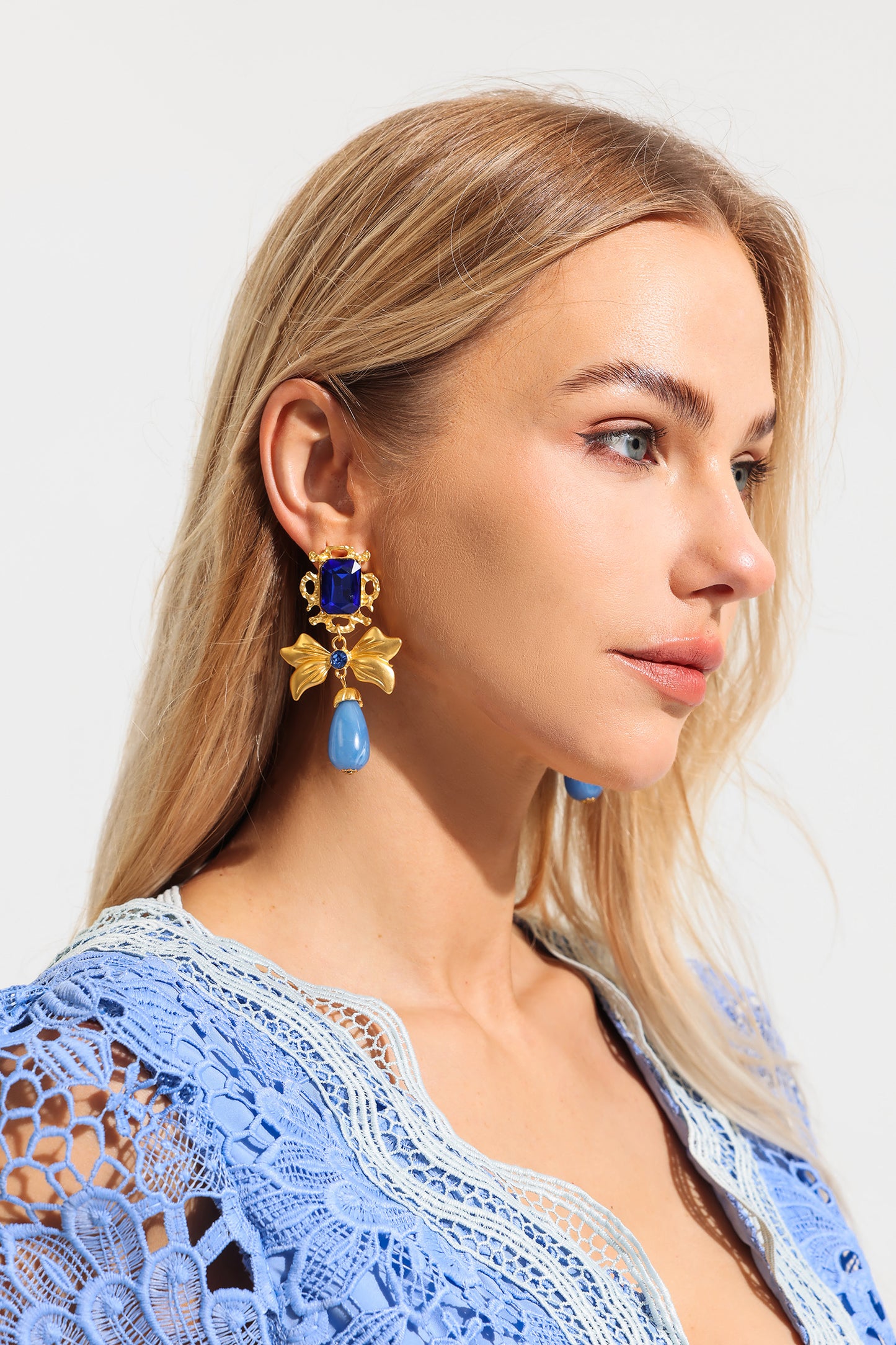 Pendientes y collar de metal con forma de lazo de zafiro sintético 