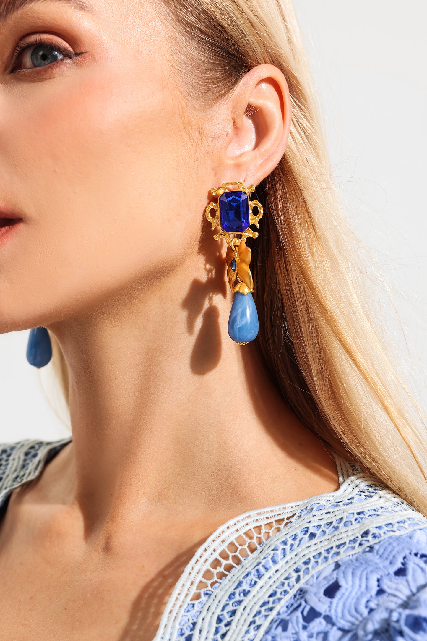 Pendientes y collar de metal con forma de lazo de zafiro sintético 