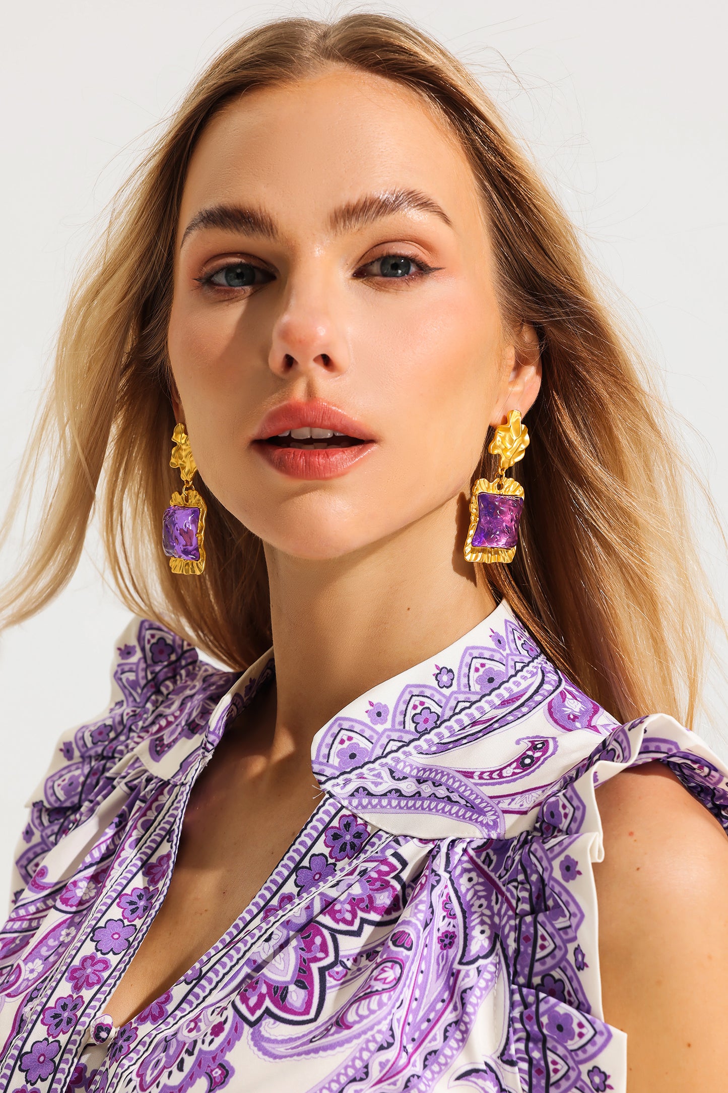 Pendientes y collar de acrílico morado cuadrado dimensional en tono dorado 