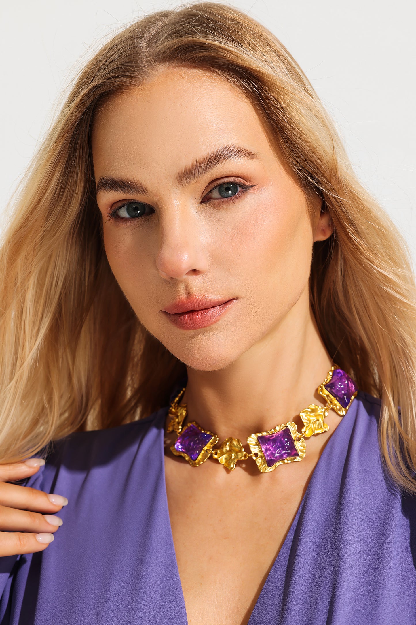 Pendientes y collar de acrílico morado cuadrado dimensional en tono dorado 