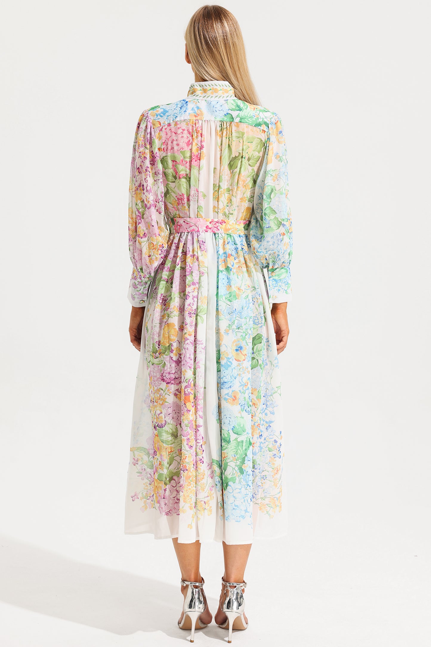 Vestido midi floral de manga larga con cinturón 