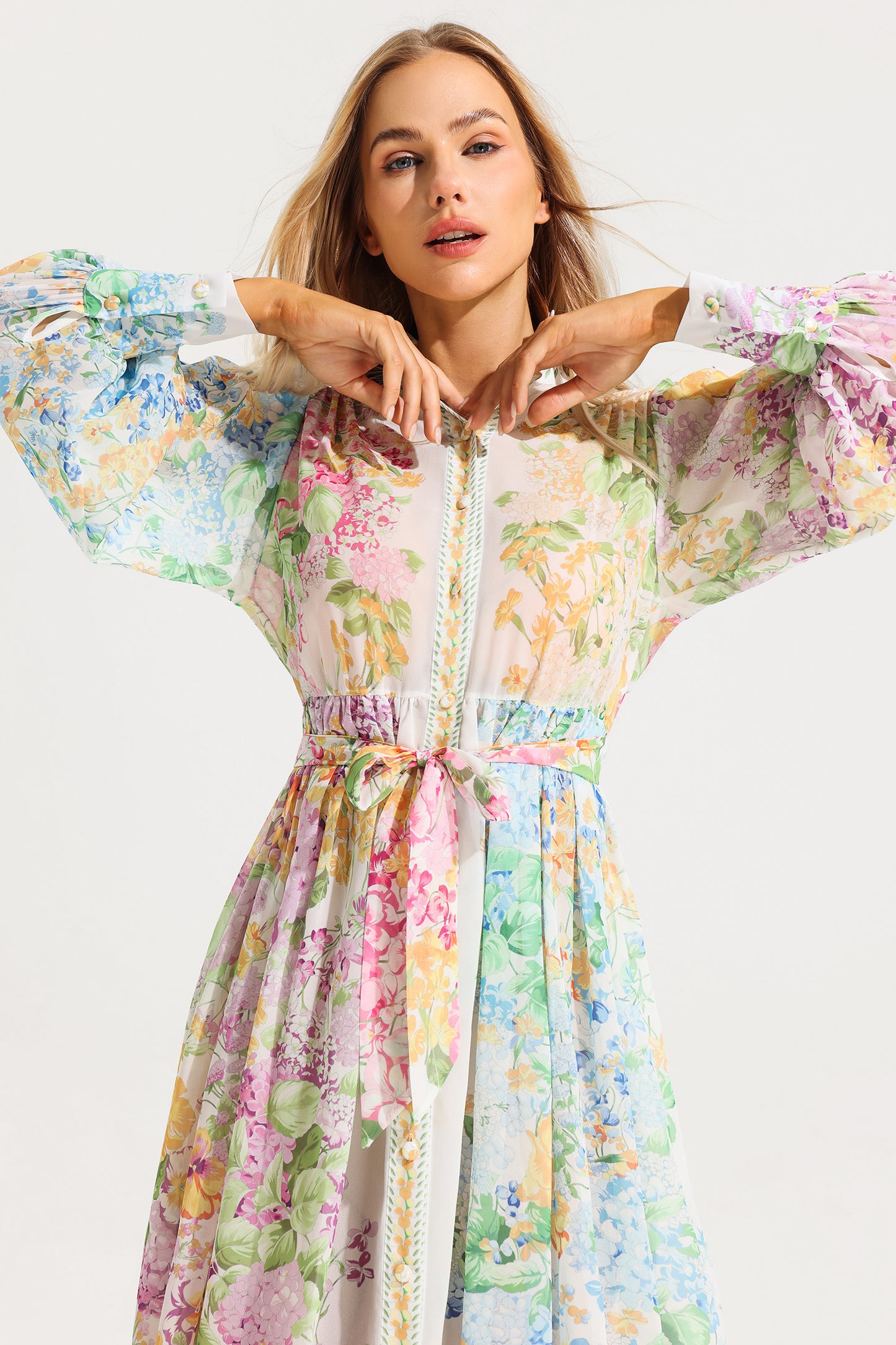 Vestido midi floral de manga larga con cinturón 