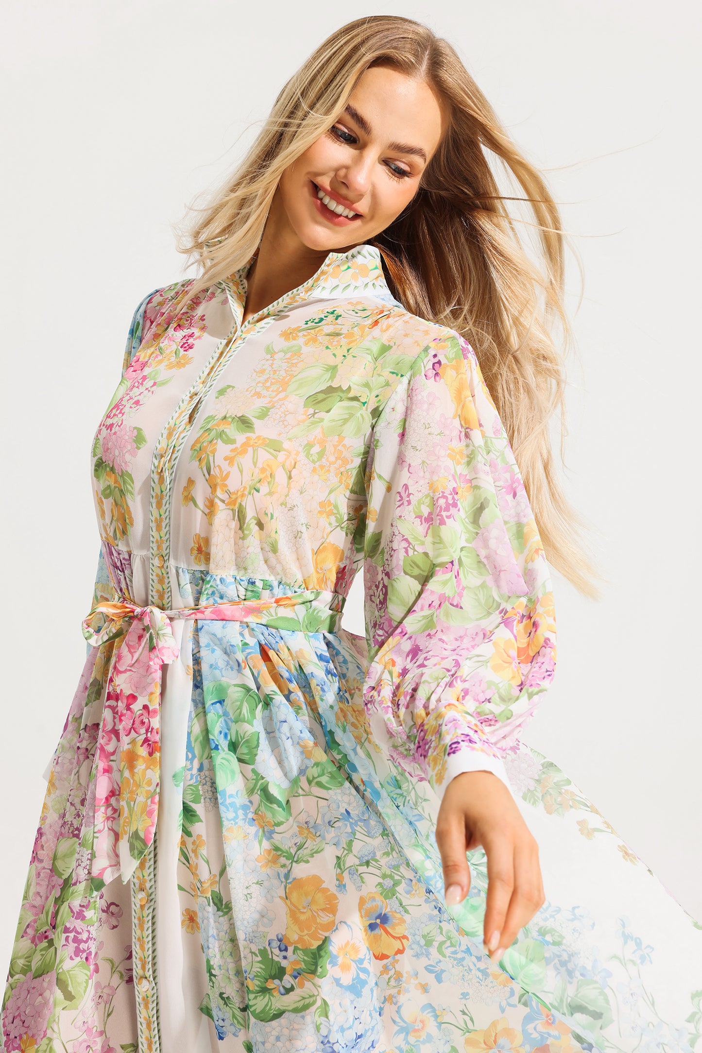 Vestido midi floral de manga larga con cinturón 