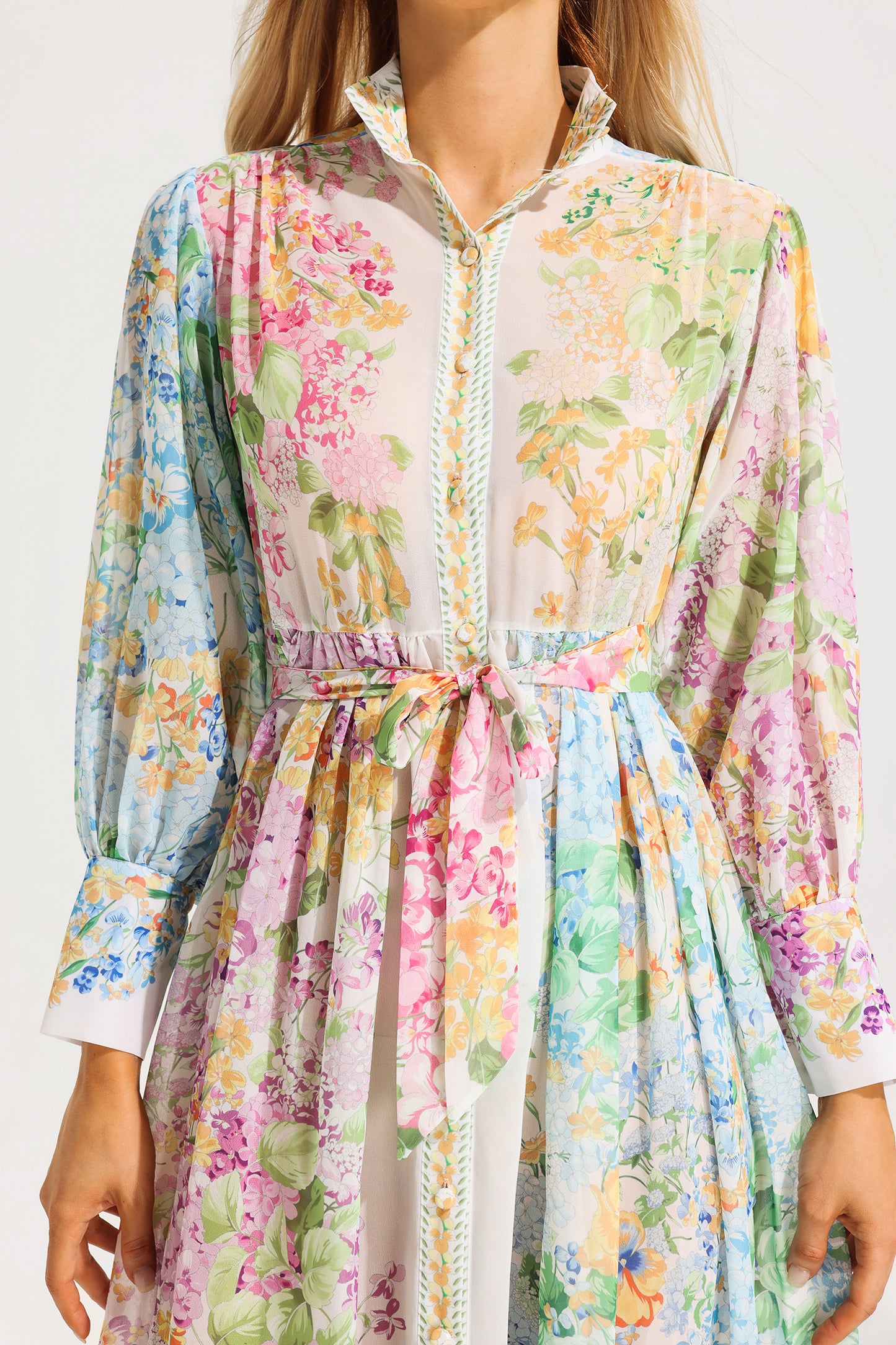 Vestido midi floral de manga larga con cinturón 