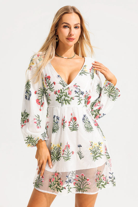 Vestido mini con cuello en V y mangas farol con bordado floral 