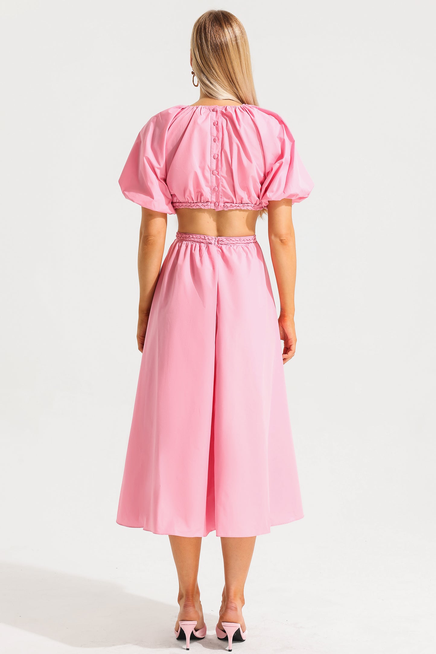 Vestido midi rosa con mangas abullonadas y capuchina 