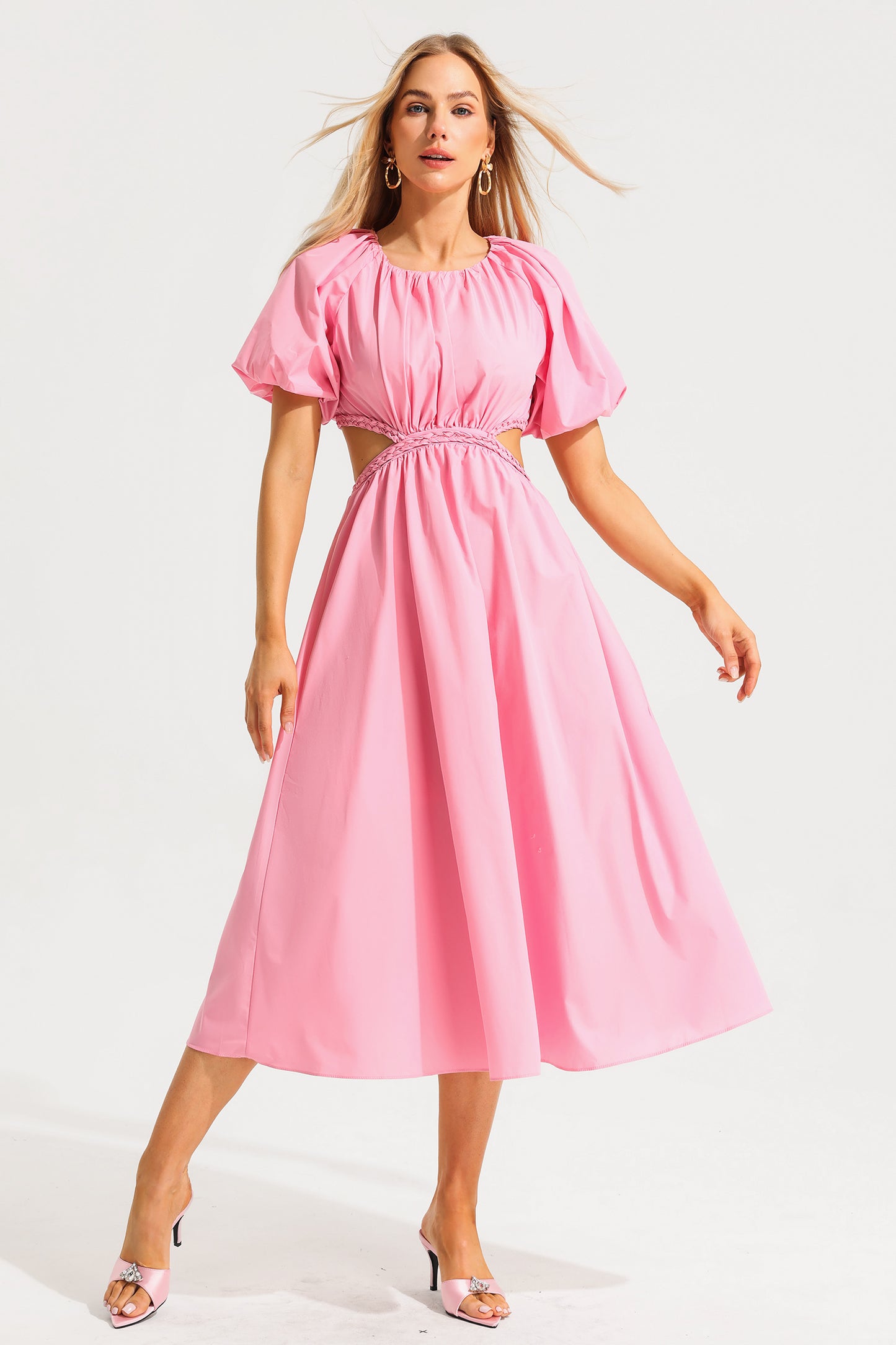 Vestido midi rosa con mangas abullonadas y capuchina 