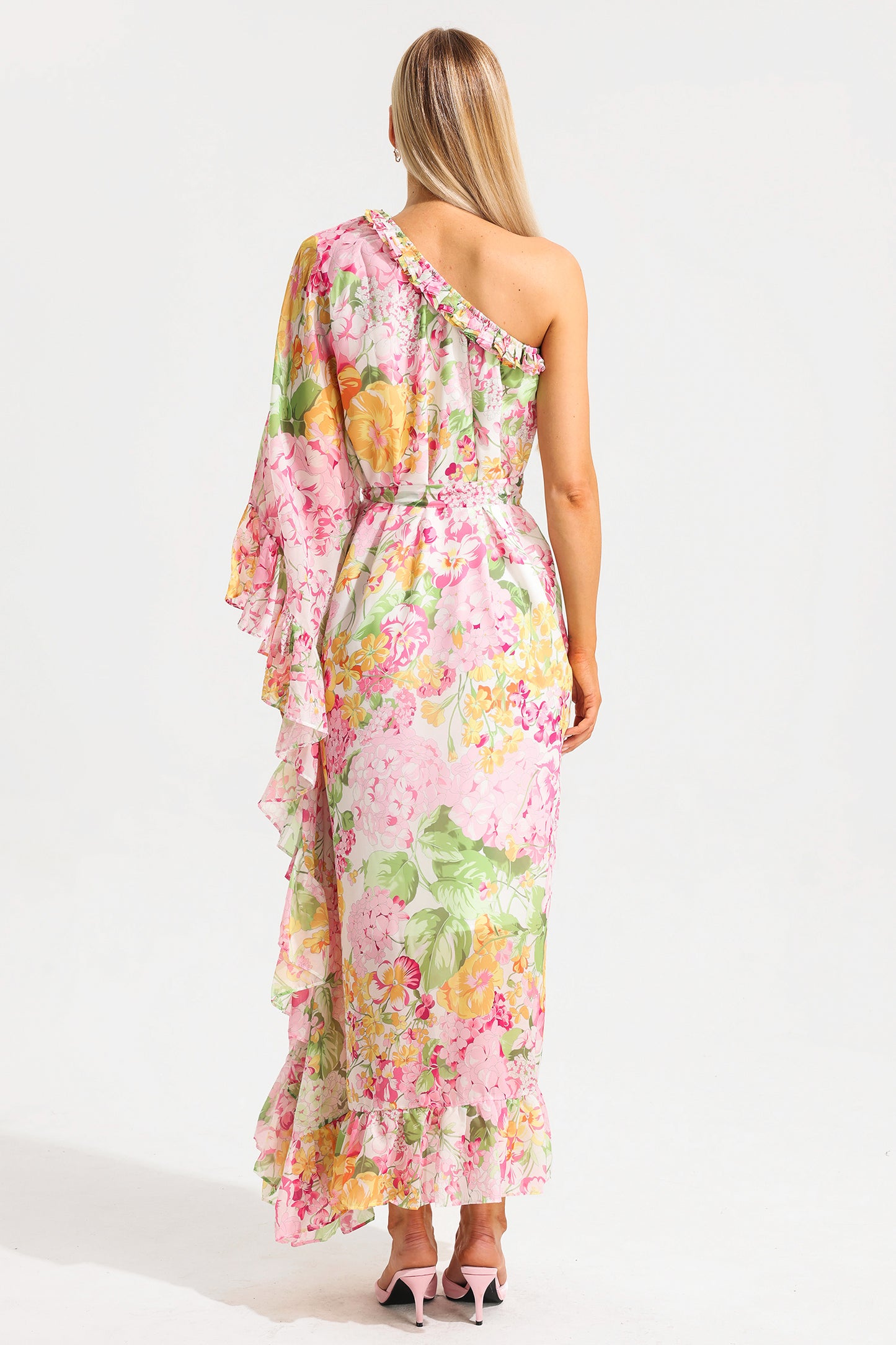 Vestido midi asimétrico de un solo hombro con volantes florales 