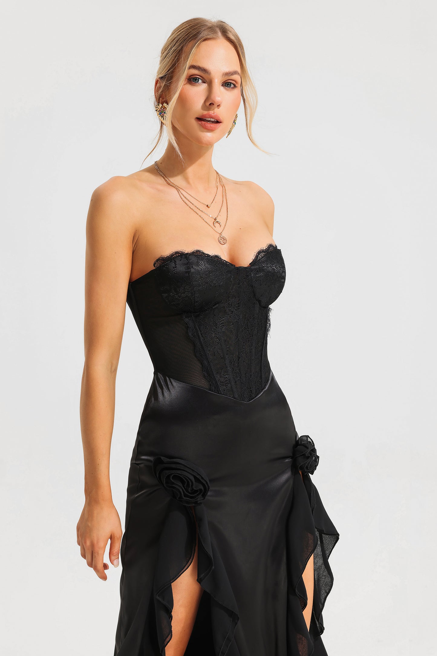 Vestido largo con abertura y encaje satinado con flores 3D 