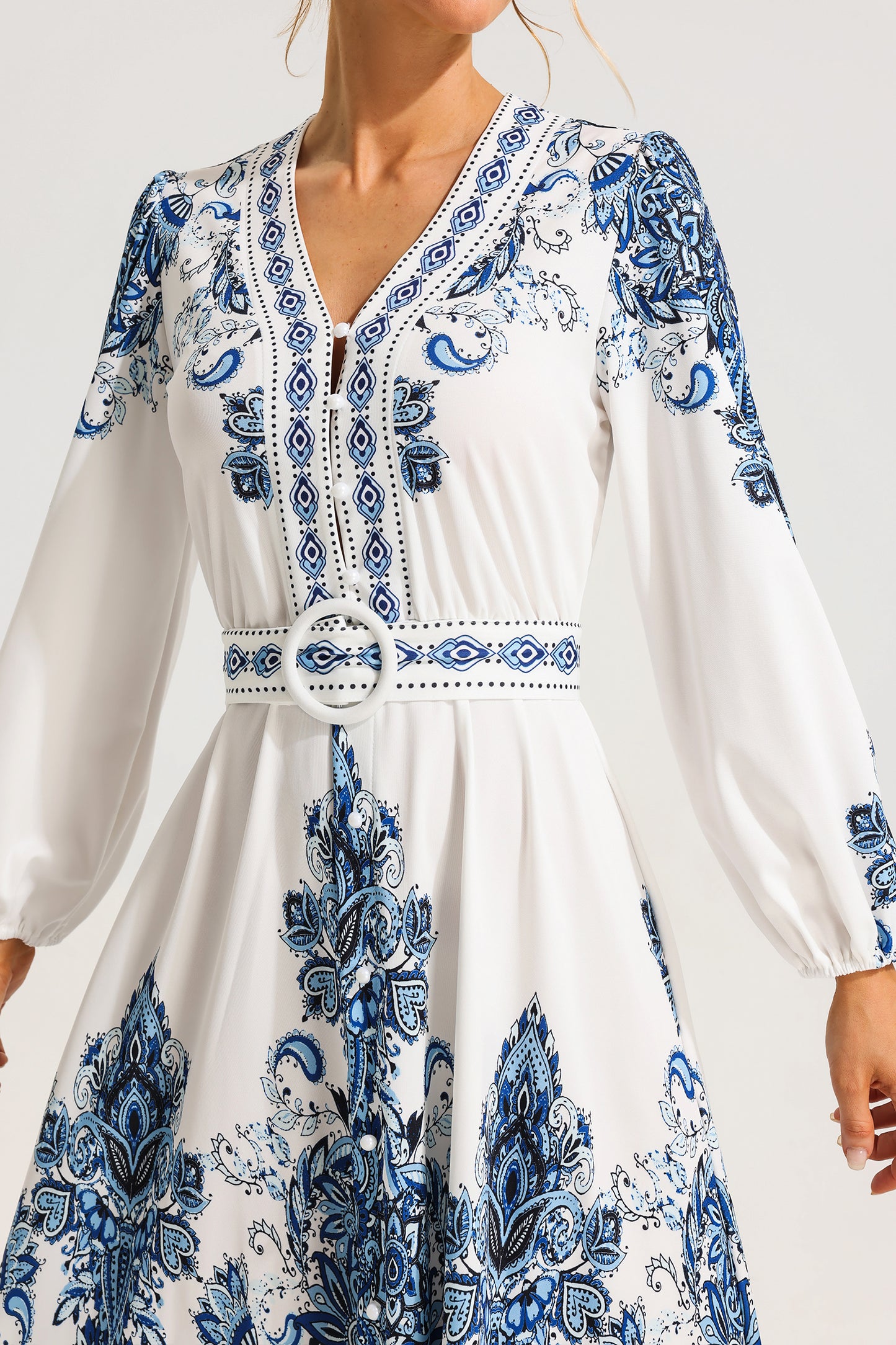 Vestido midi de manga larga con estampado de cachemira y botonadura sencilla con cinturón