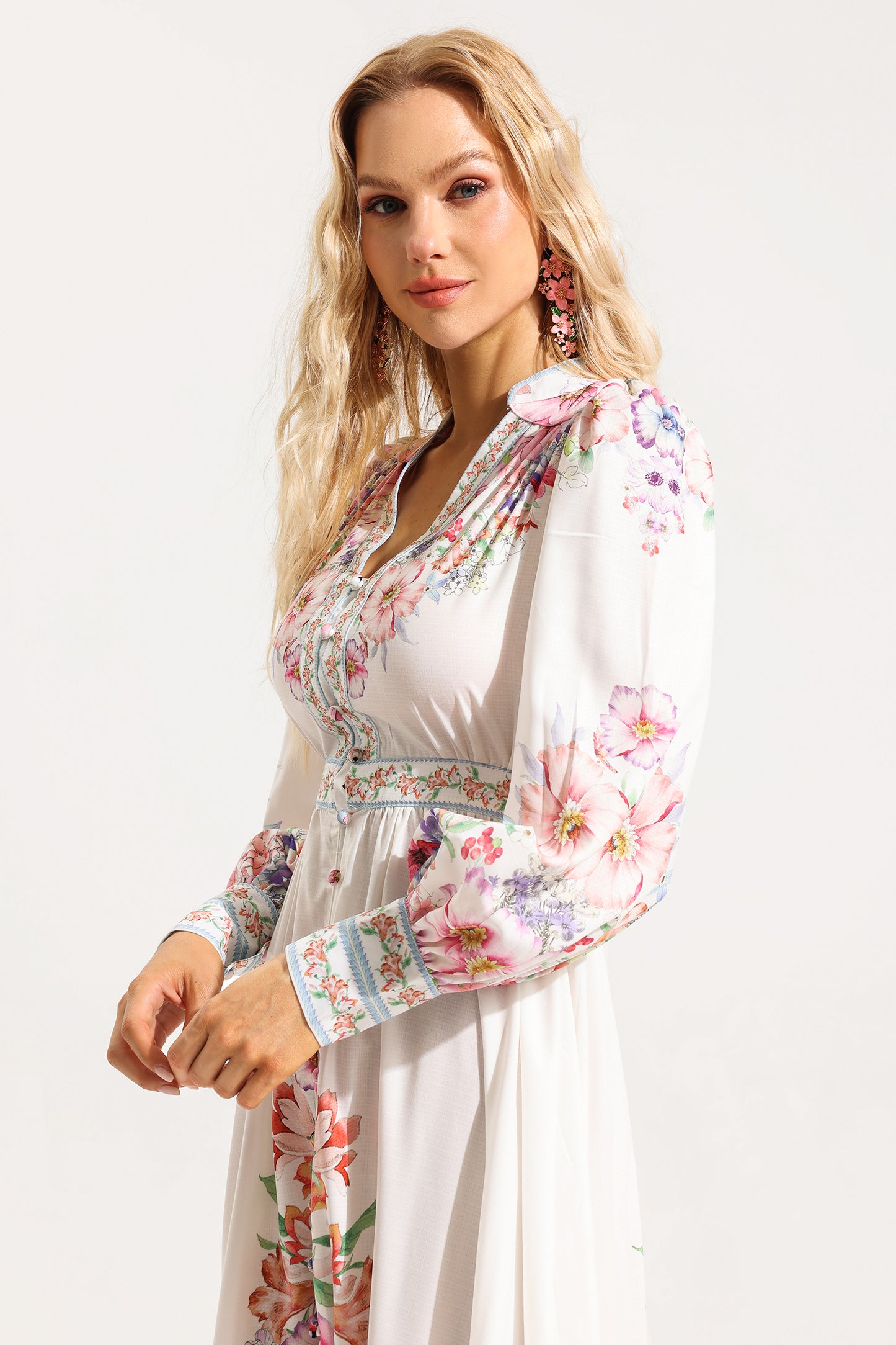 Vestido midi de manga larga con botones y volantes