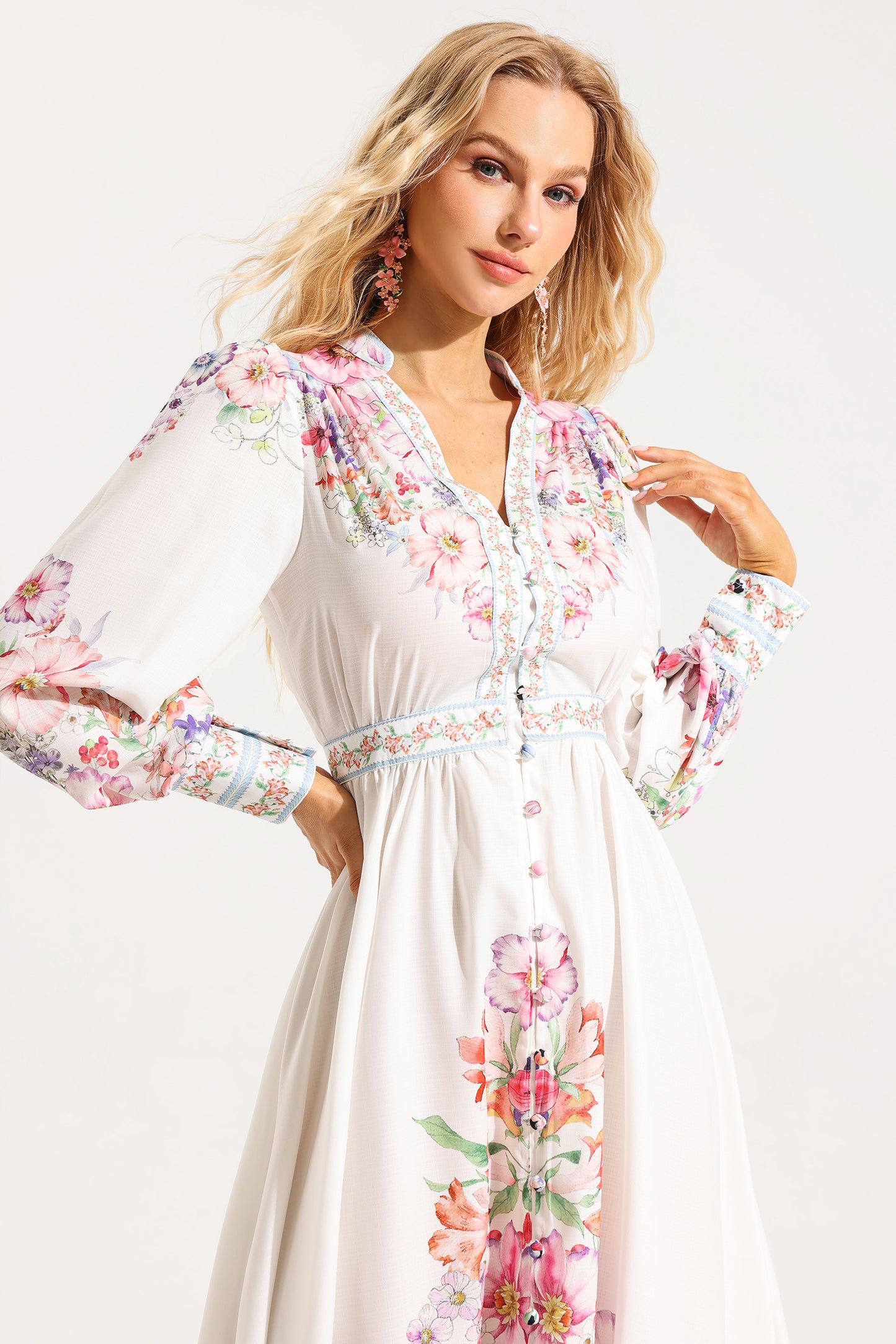 Vestido midi de manga larga con botones y volantes