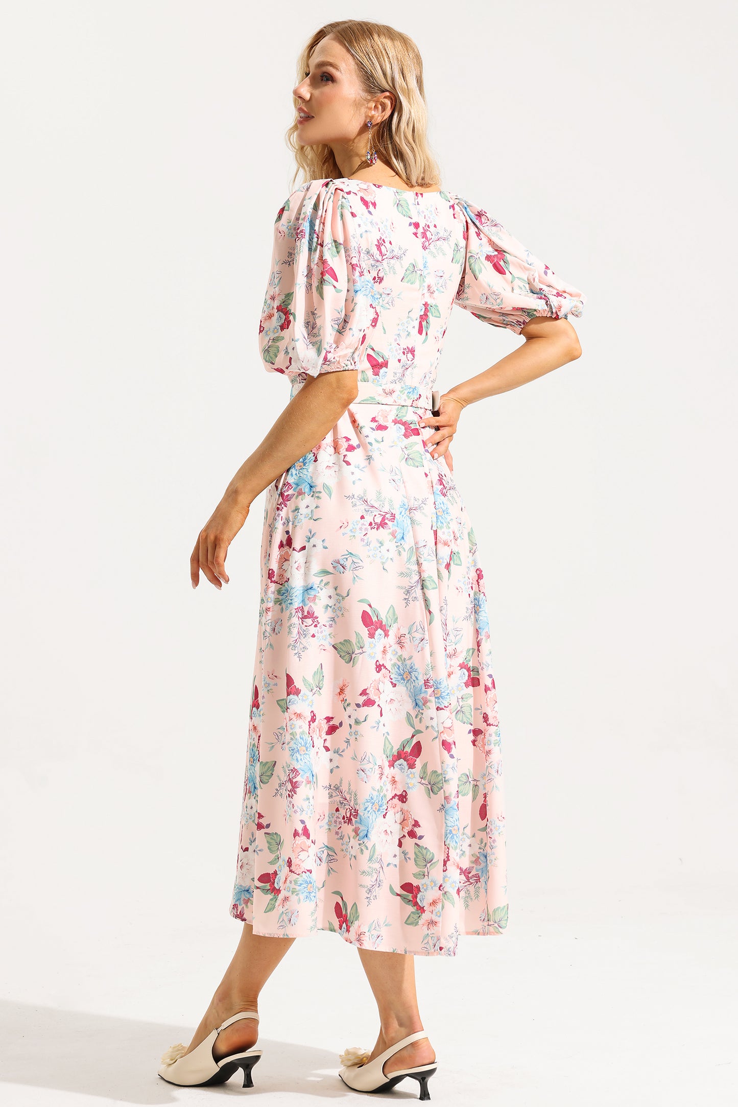Vestido midi floral con escote en V, mangas abullonadas y cinturón 