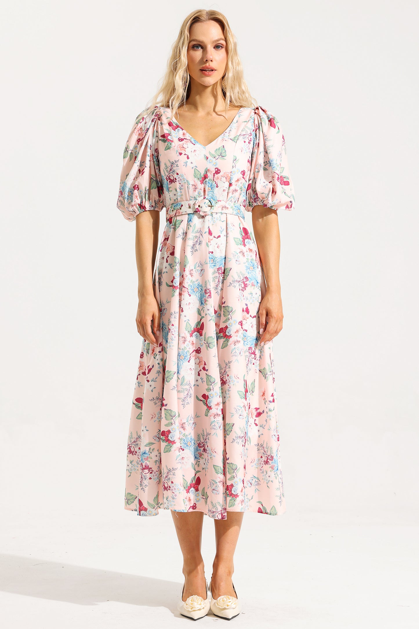 Vestido midi floral con escote en V, mangas abullonadas y cinturón 