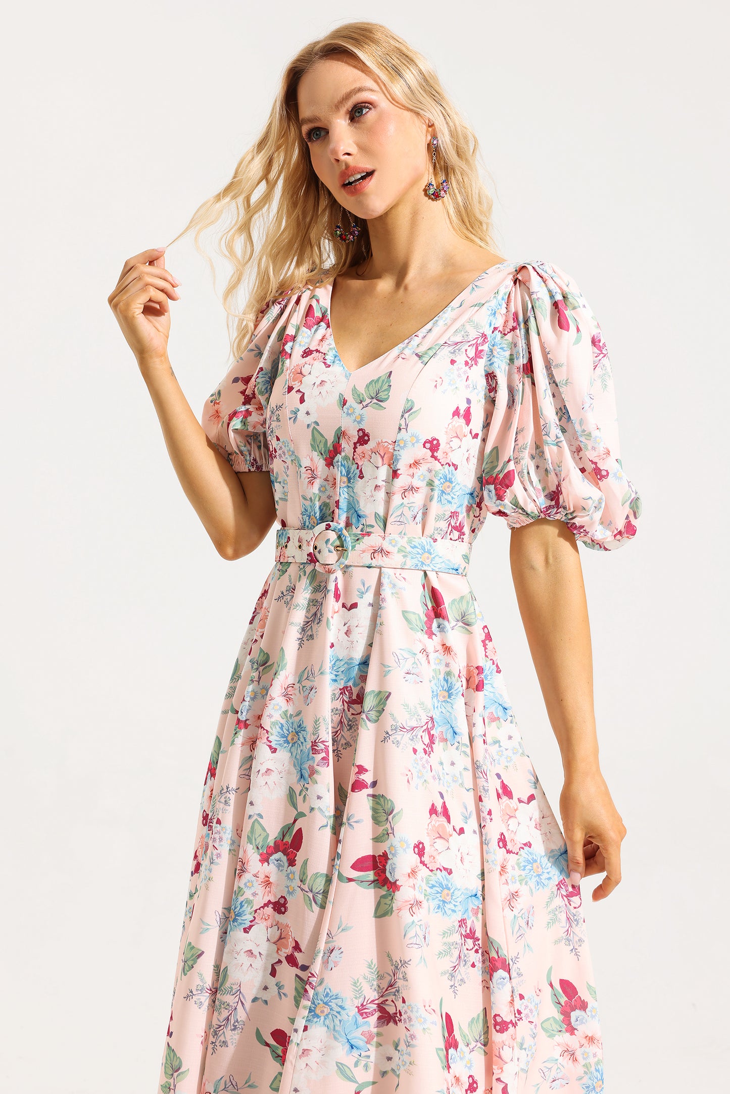 Vestido midi floral con escote en V, mangas abullonadas y cinturón 