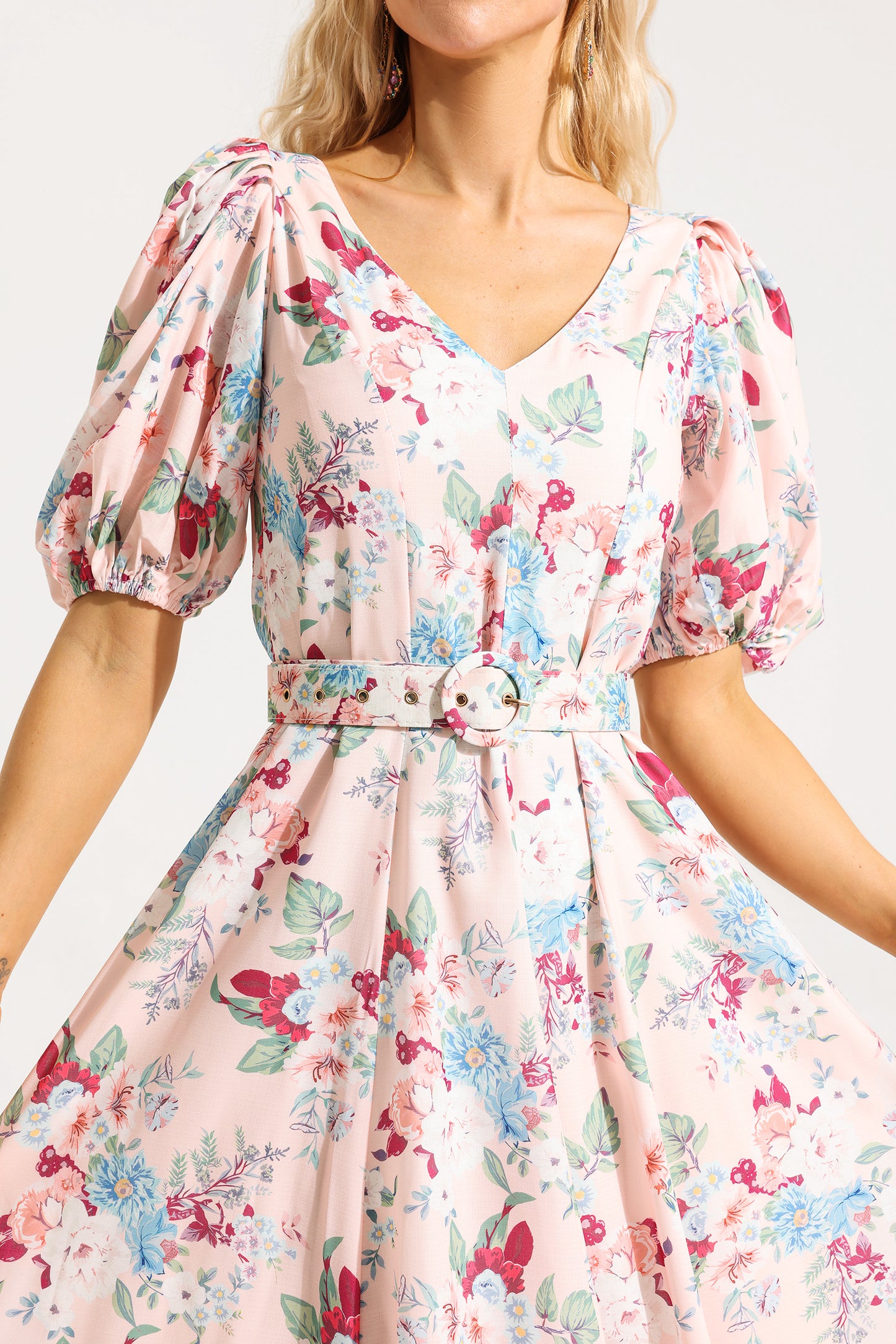 Vestido midi floral con escote en V, mangas abullonadas y cinturón 