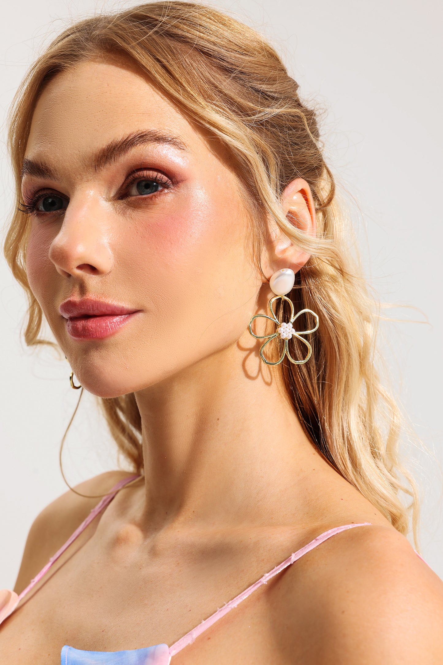 Pendientes de perlas de imitación de metal con forma floral 