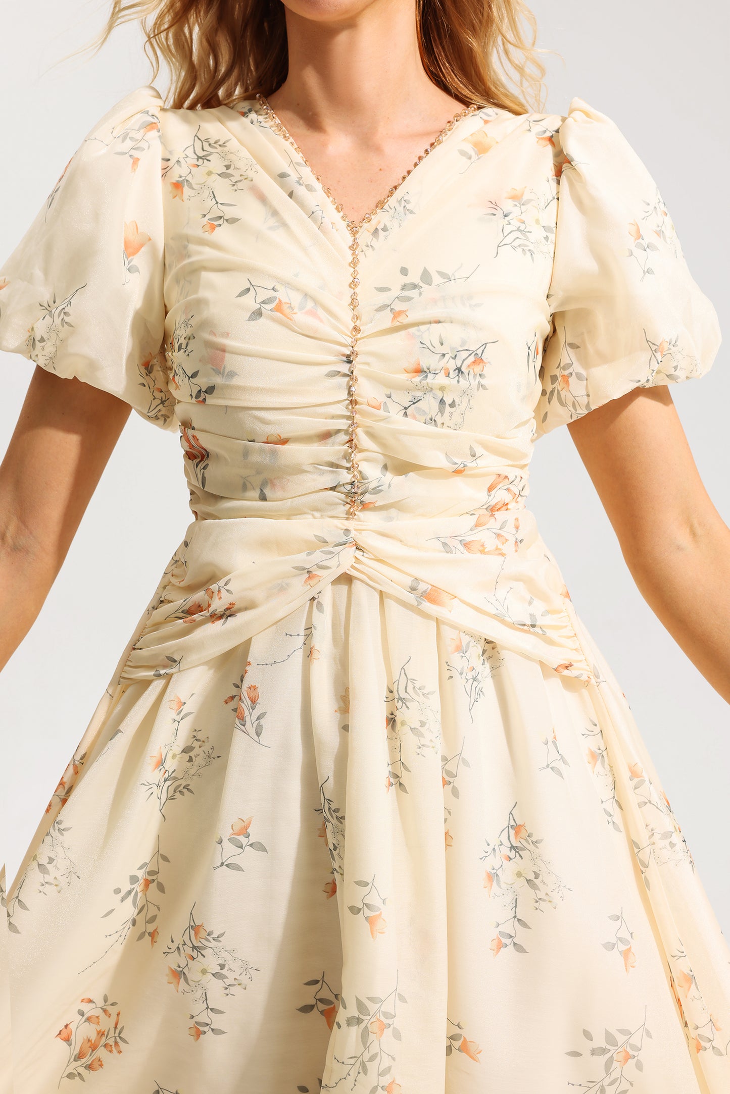 Vestido midi de manga corta con escote en V y estampado floral 