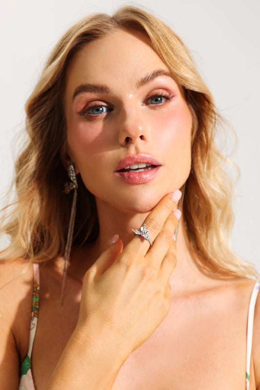 Anillo de metal con forma de mariposa 