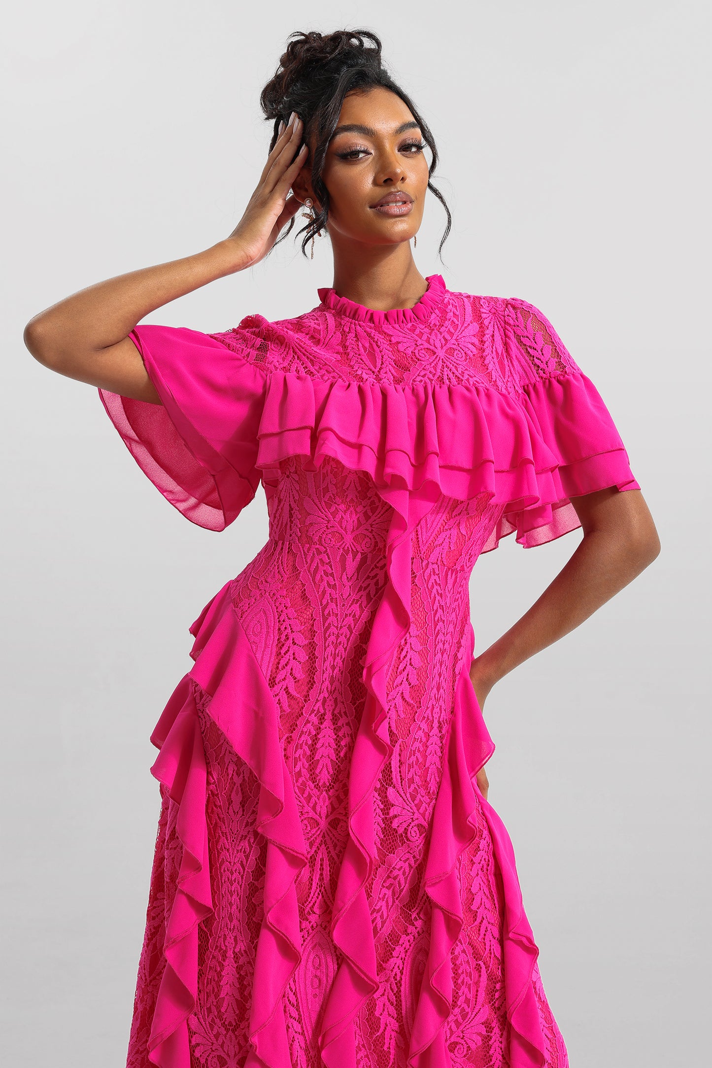 Vestido midi de encaje liso con volantes 
