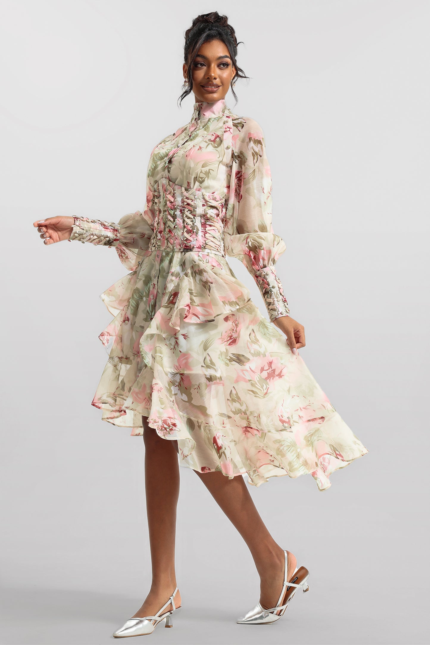 Vestido midi de malla con cuello alto y mangas farol estampadas 