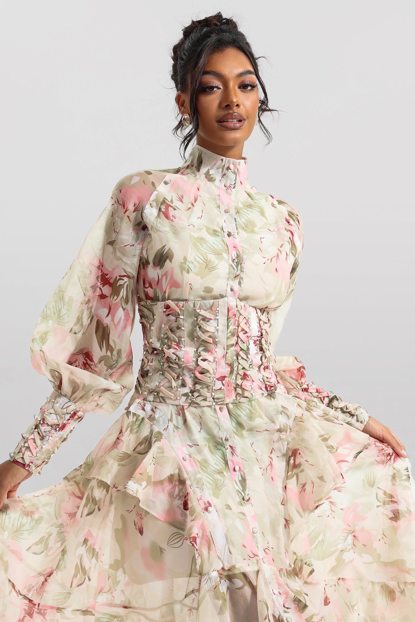 Vestido midi de malla con cuello alto y mangas farol estampadas 