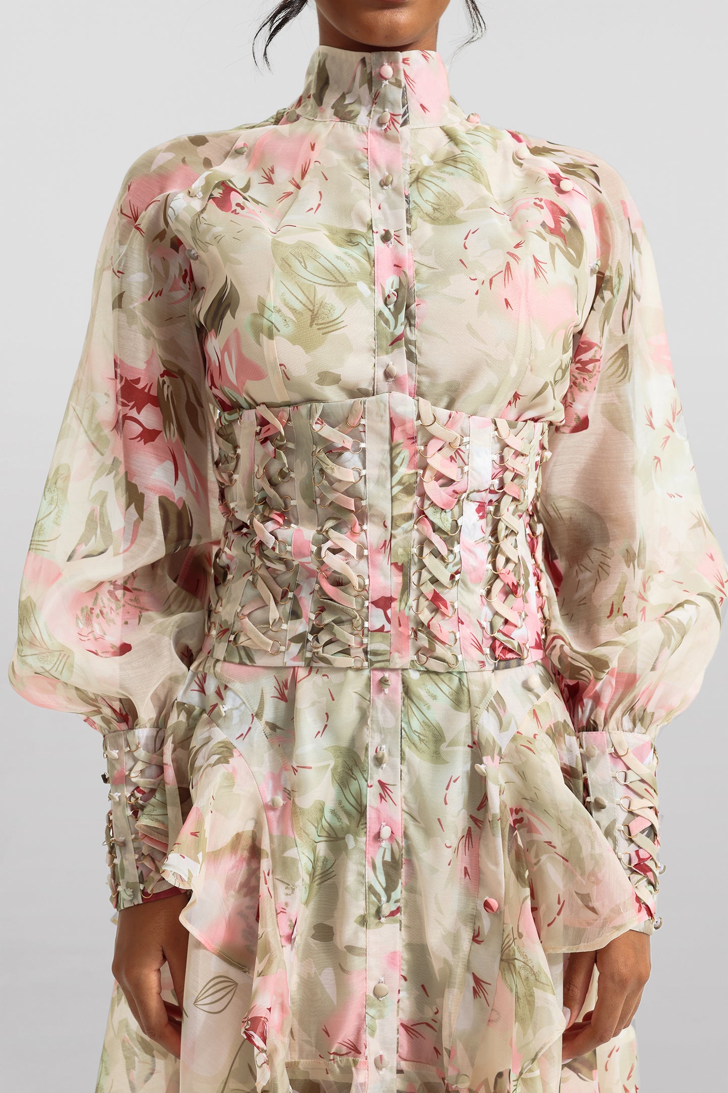 Vestido midi de malla con cuello alto y mangas farol estampadas 