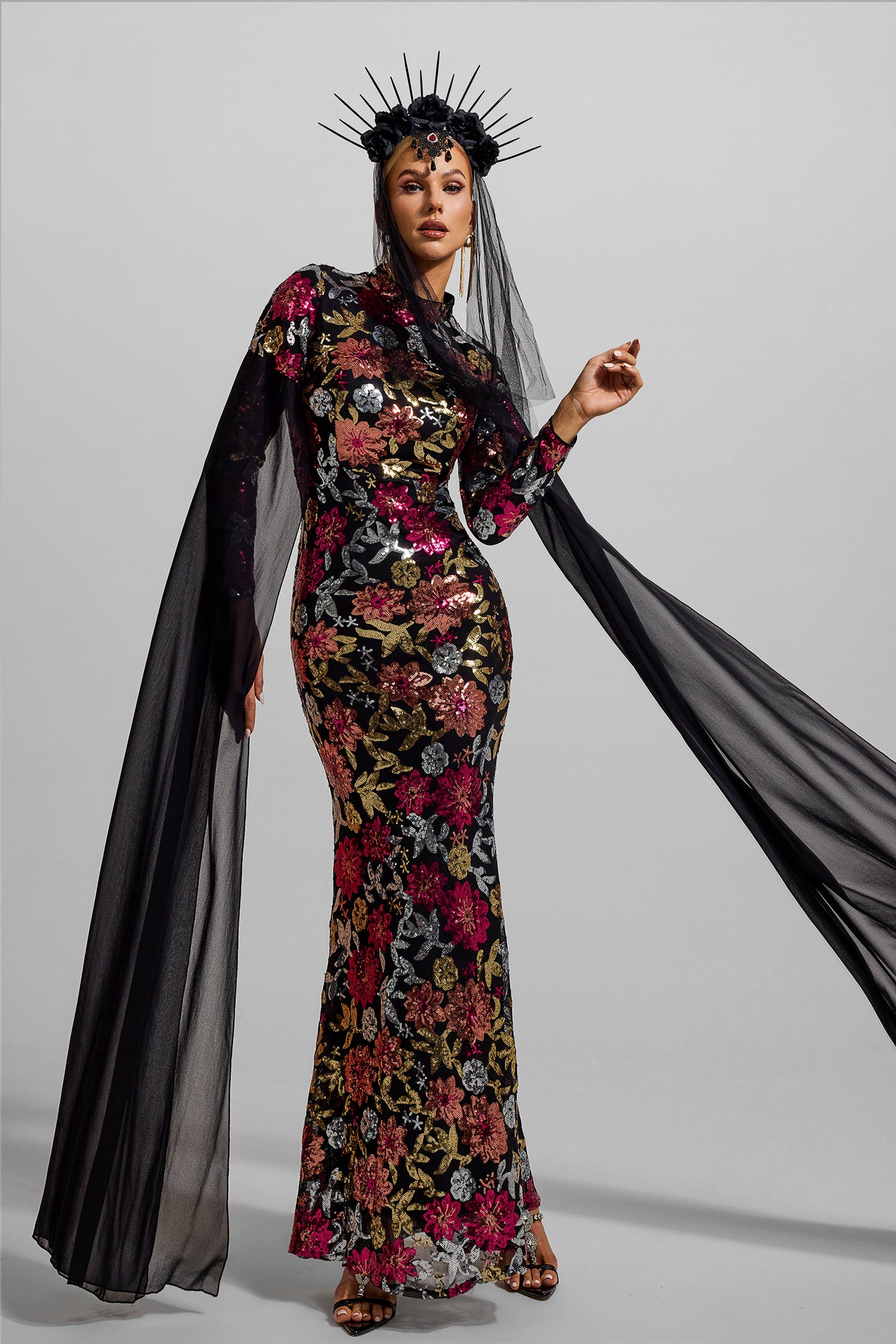Vestido largo de manga larga con cuello redondo y lentejuelas 