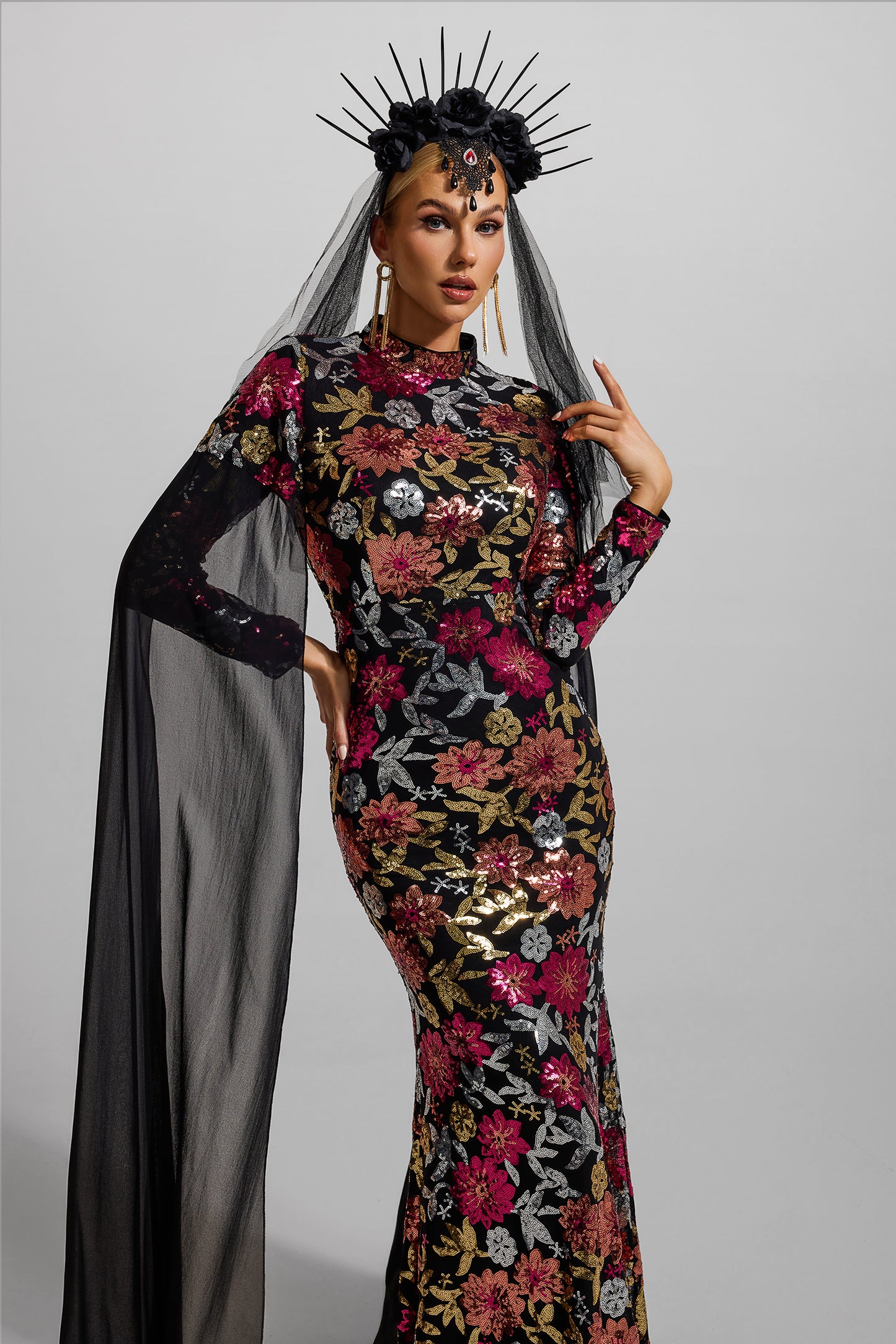 Vestido largo de manga larga con cuello redondo y lentejuelas 