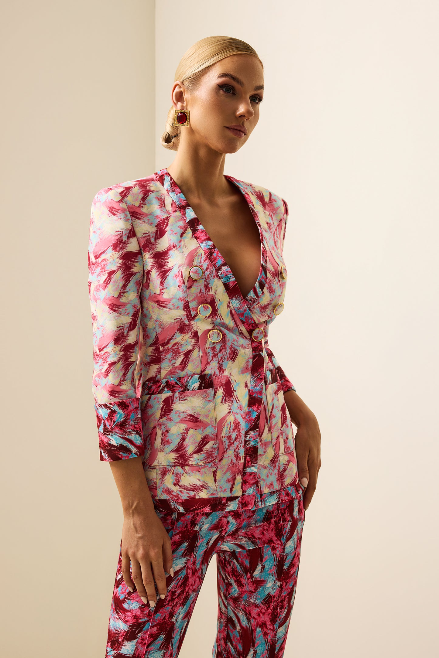 Blazer de manga larga con cuello en V y estampado de plumas 