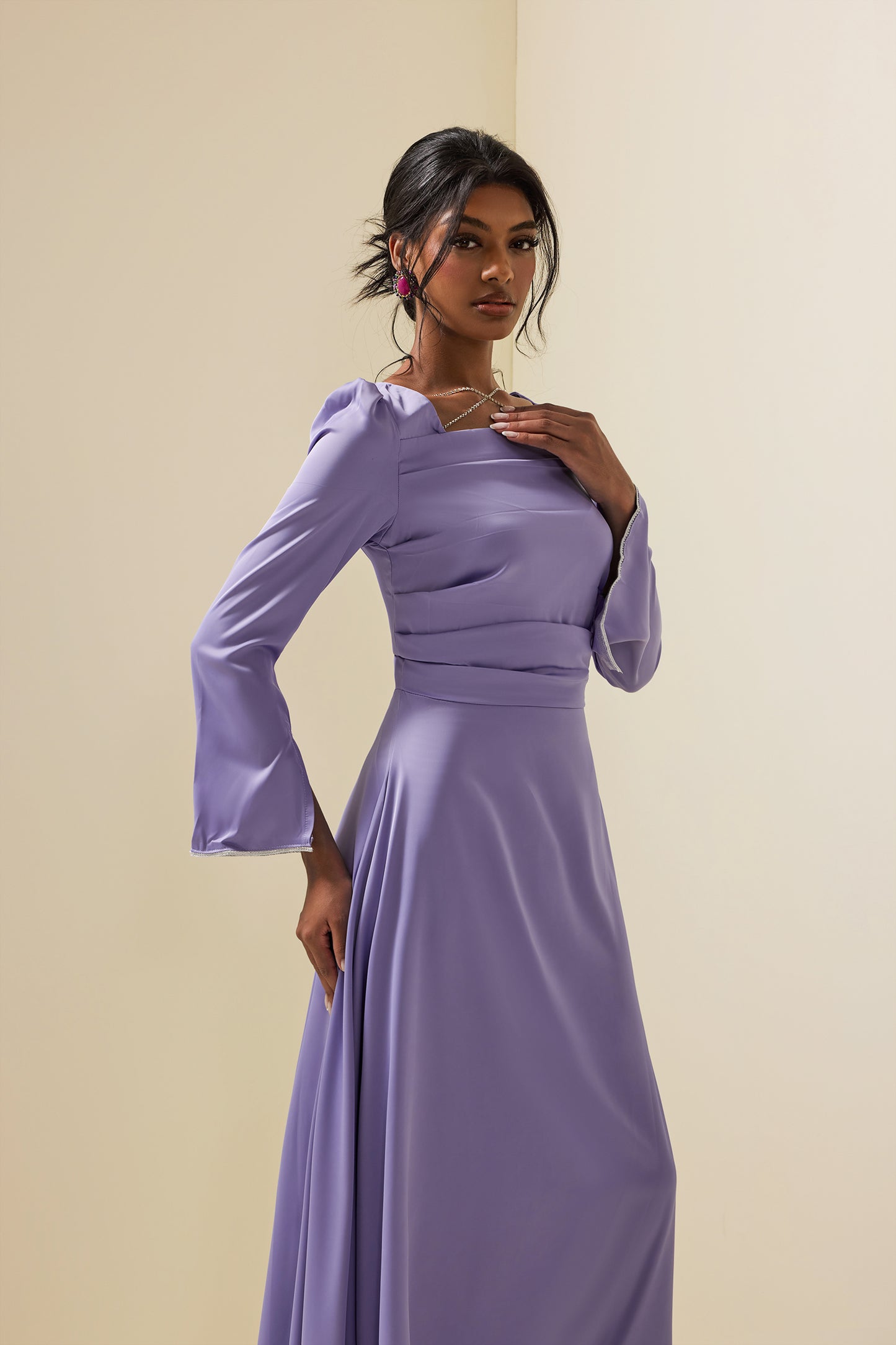 Vestido largo de satén liso con diamantes de imitación 