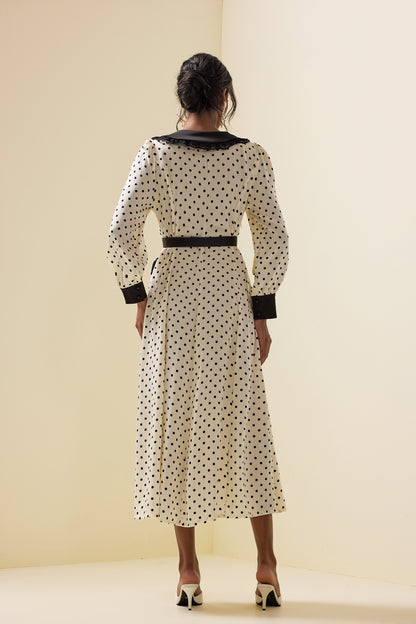 Vestido midi de encaje con lunares, mangas farol y cinturón 