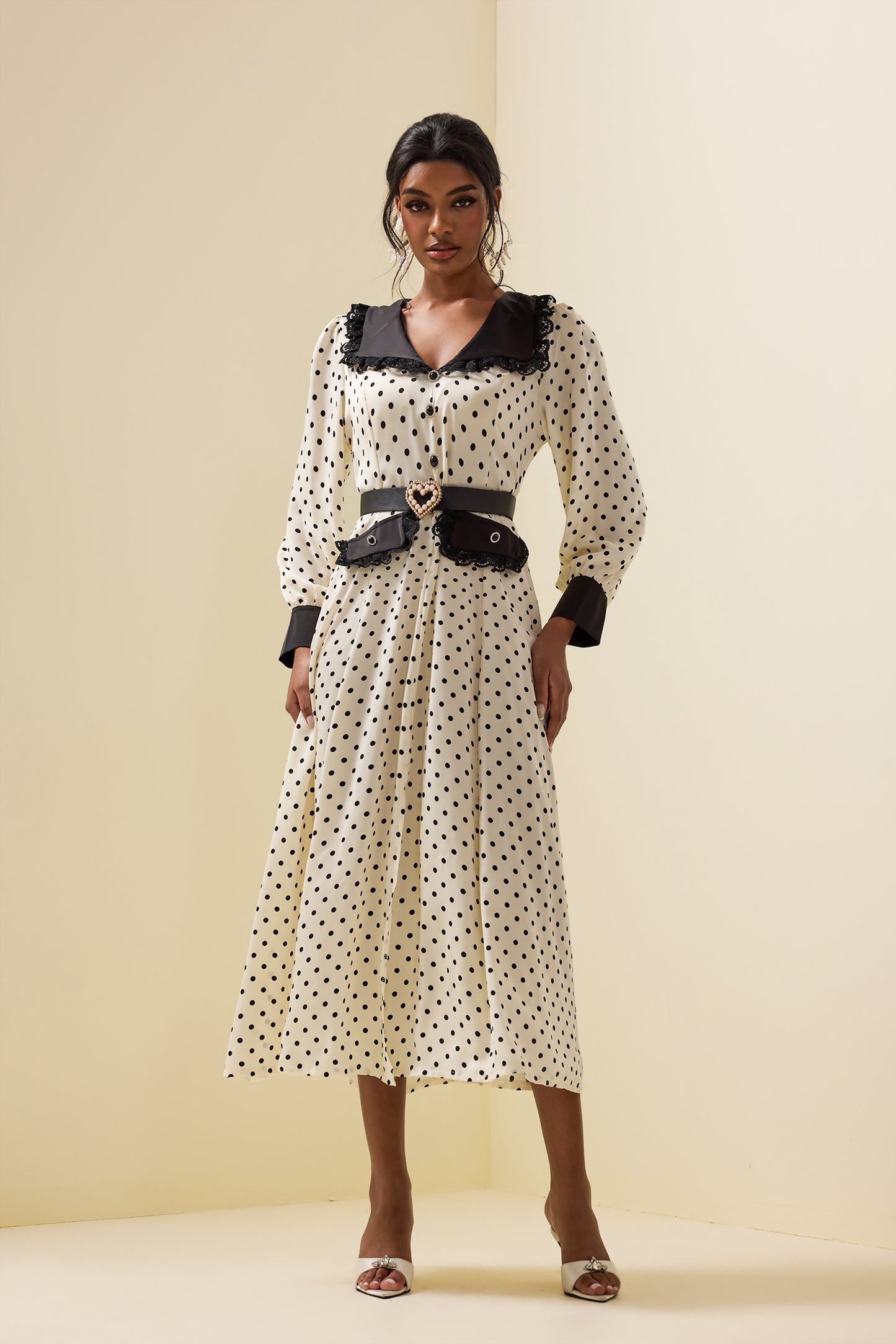 Vestido midi de encaje con lunares, mangas farol y cinturón 
