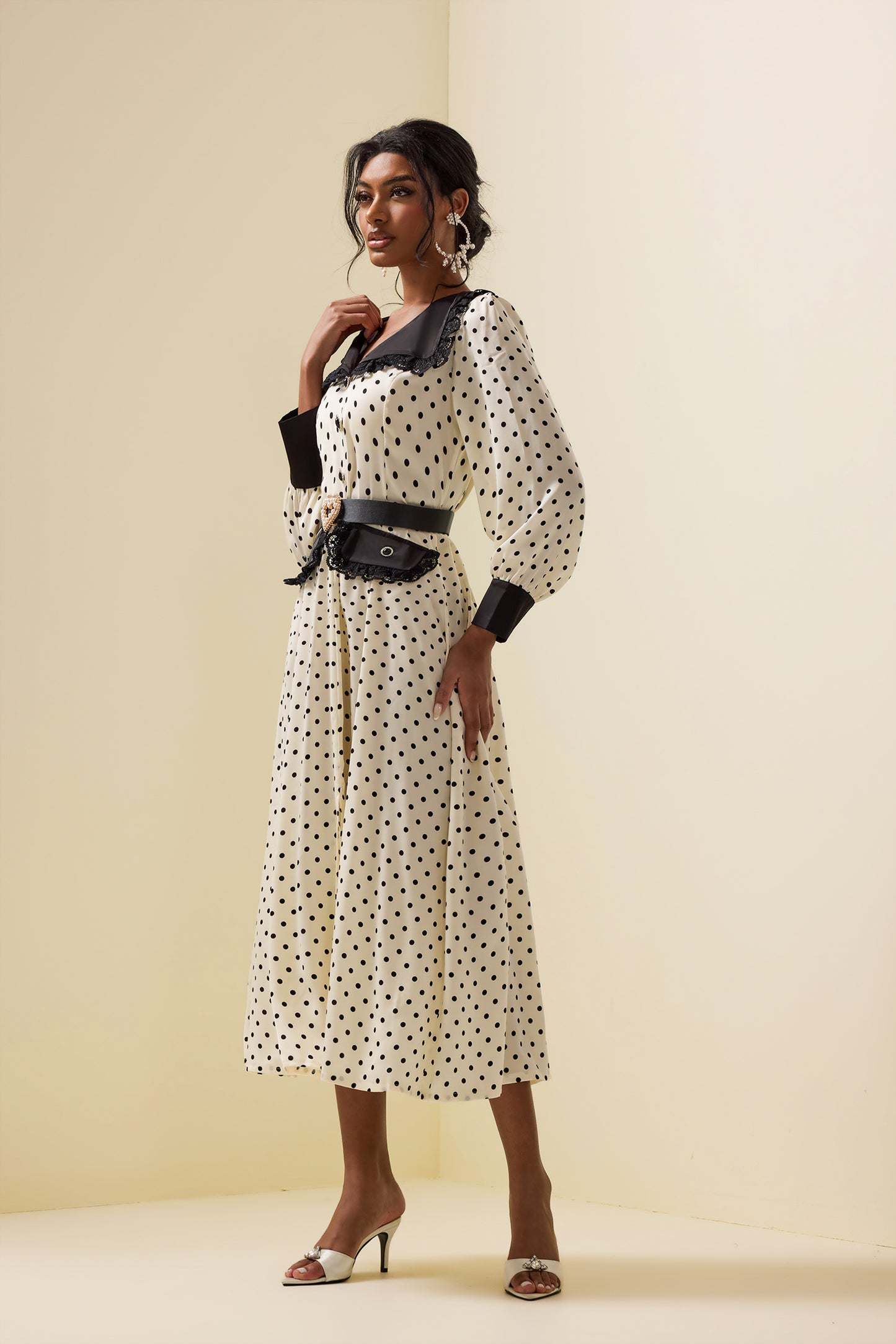 Vestido midi de encaje con lunares, mangas farol y cinturón 
