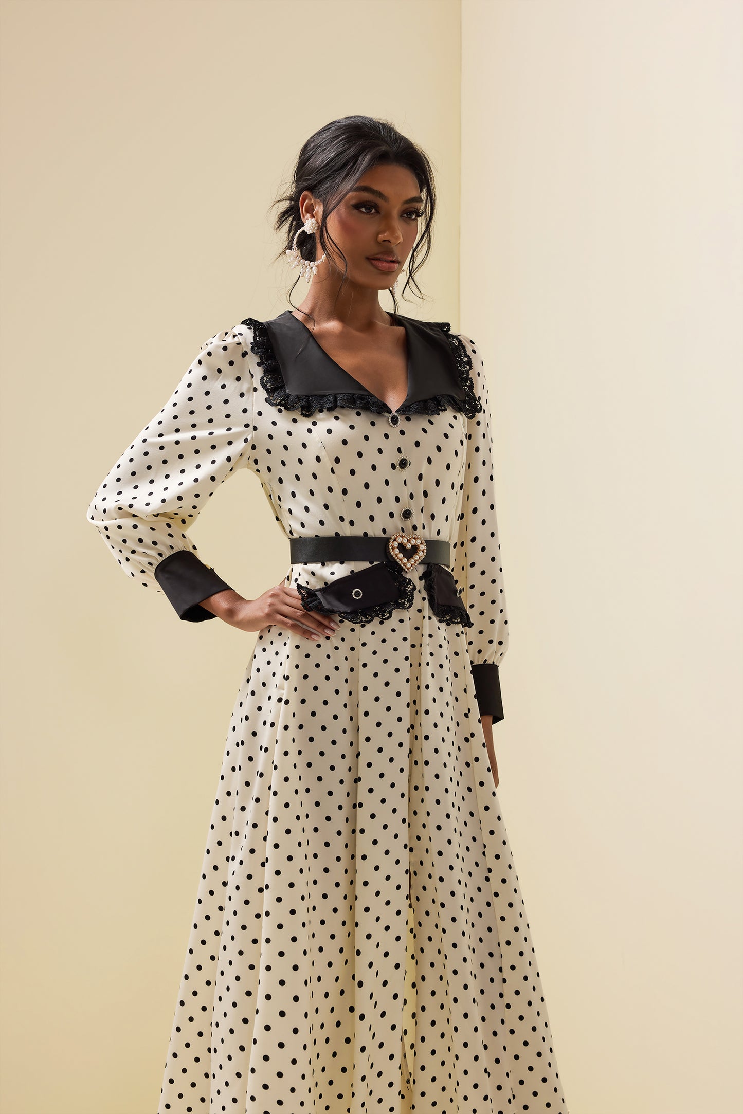 Vestido midi de encaje con lunares, mangas farol y cinturón 