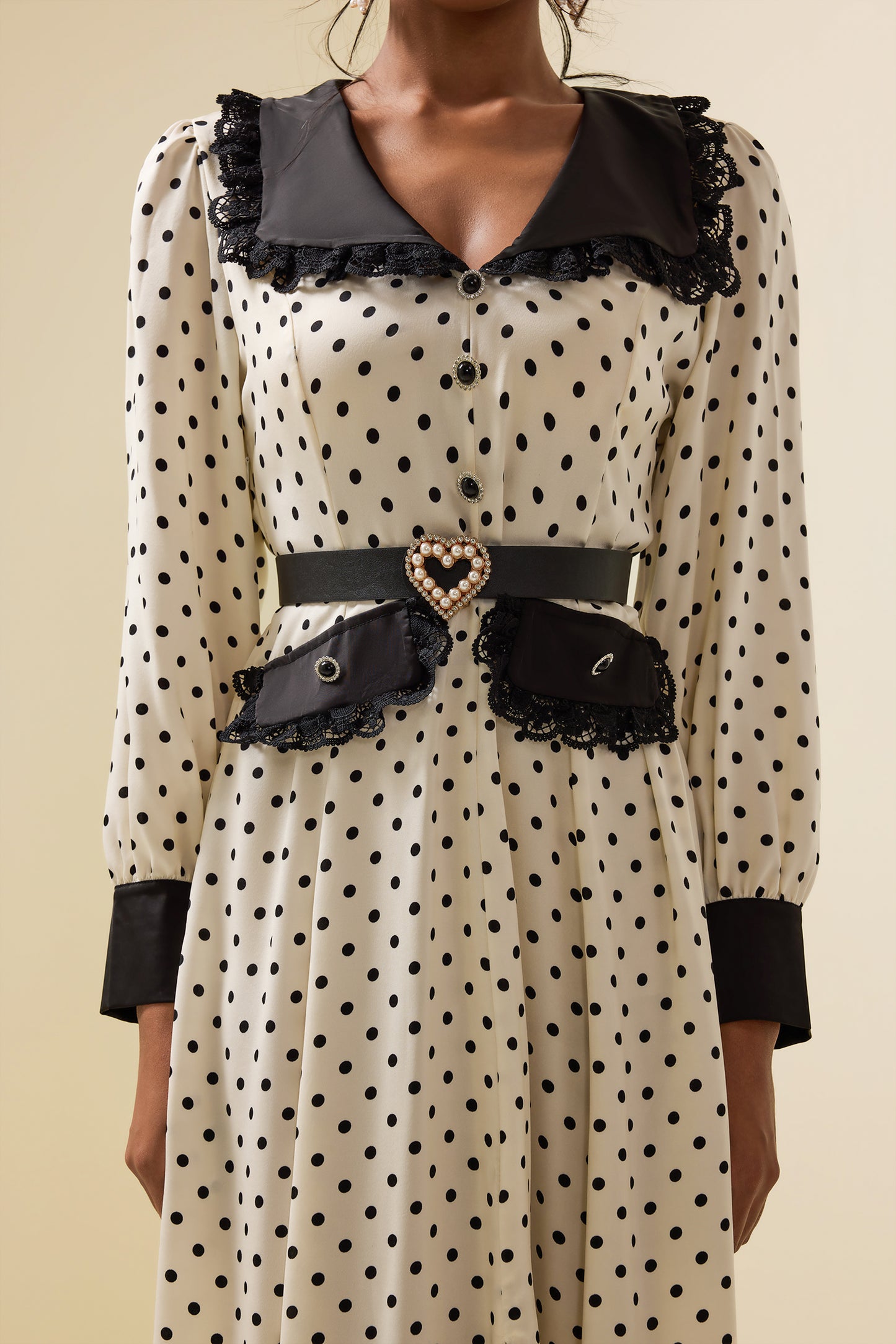 Vestido midi de encaje con lunares, mangas farol y cinturón 
