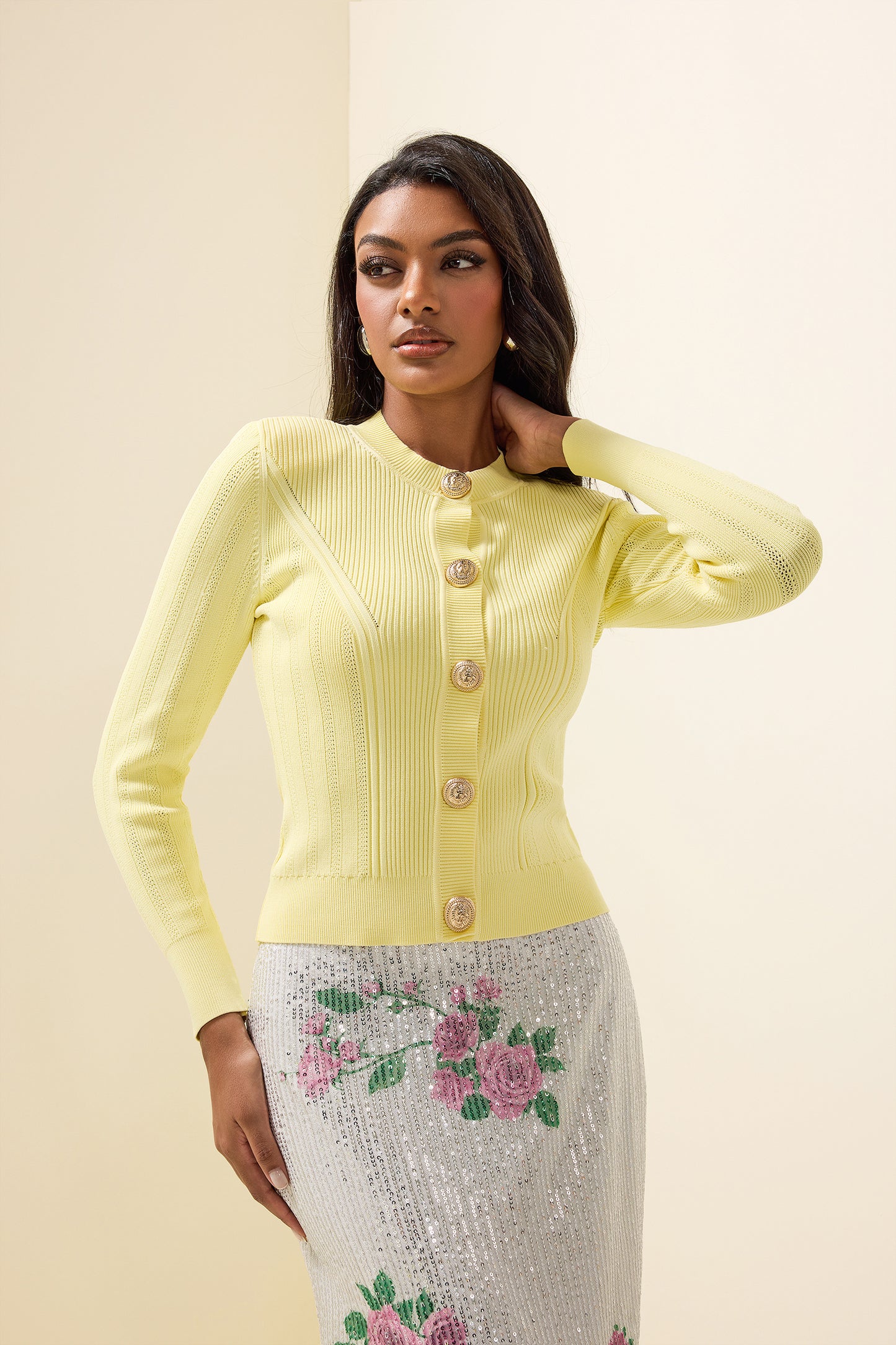 Top de cuello redondo de punto con botones metálicos 
