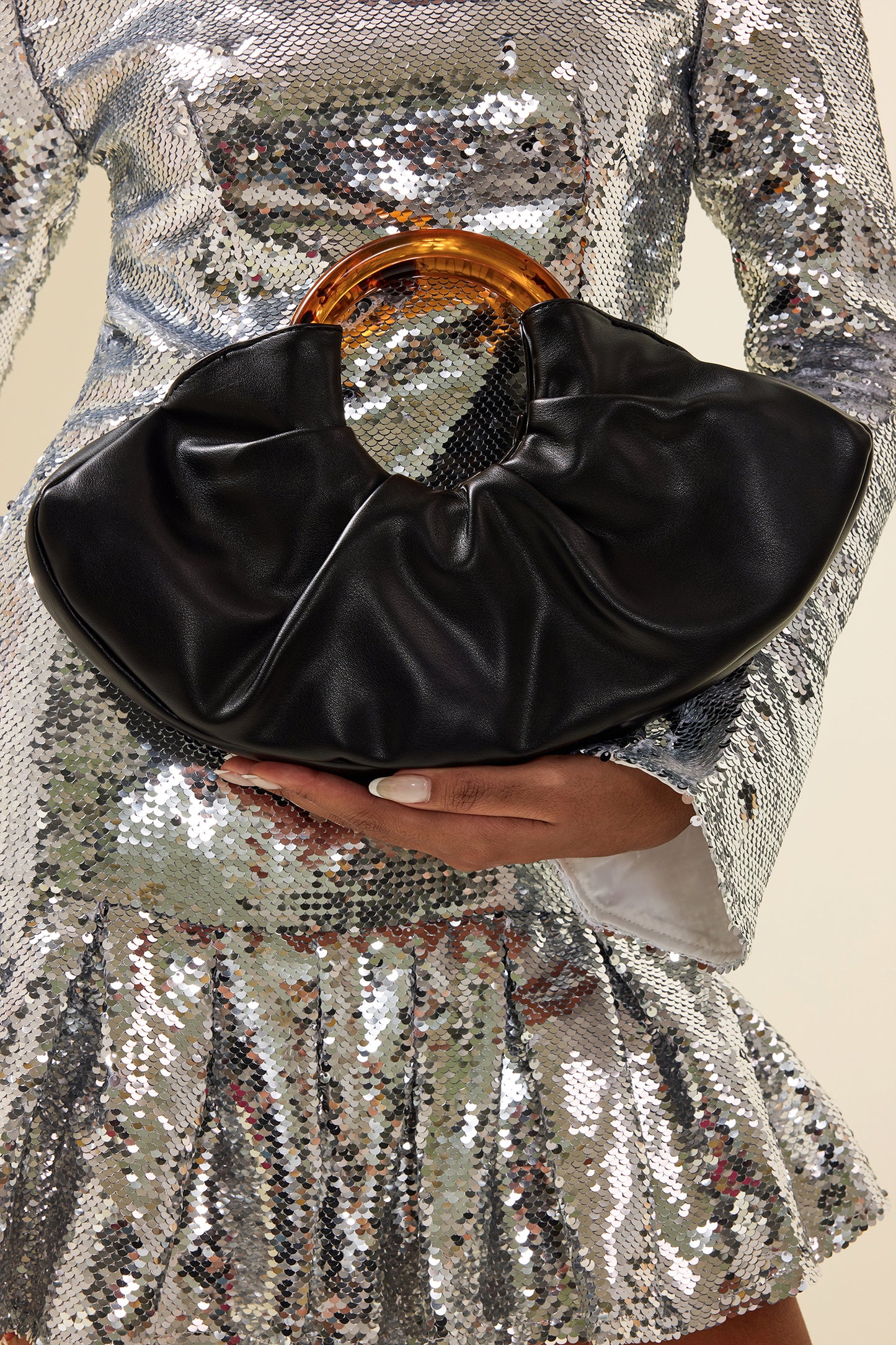 Bolso fruncido con asa acrílica de cuero sintético 