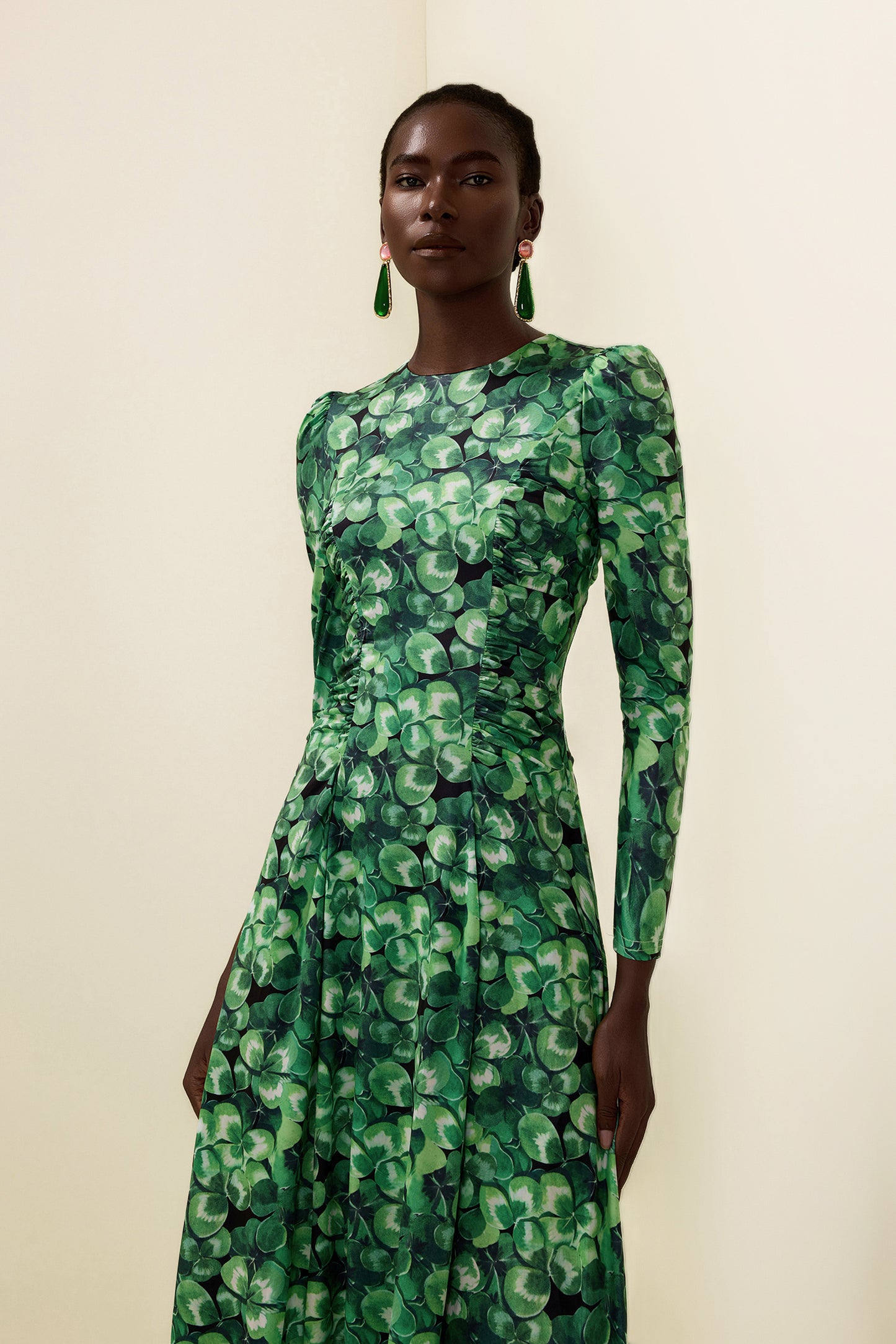 Vestido largo de cuello redondo y manga larga con estampado botánico 