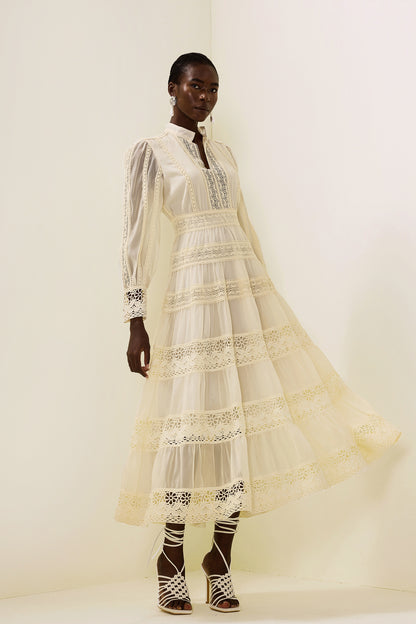 Vestido midi con mangas farol y bordado de encaje 