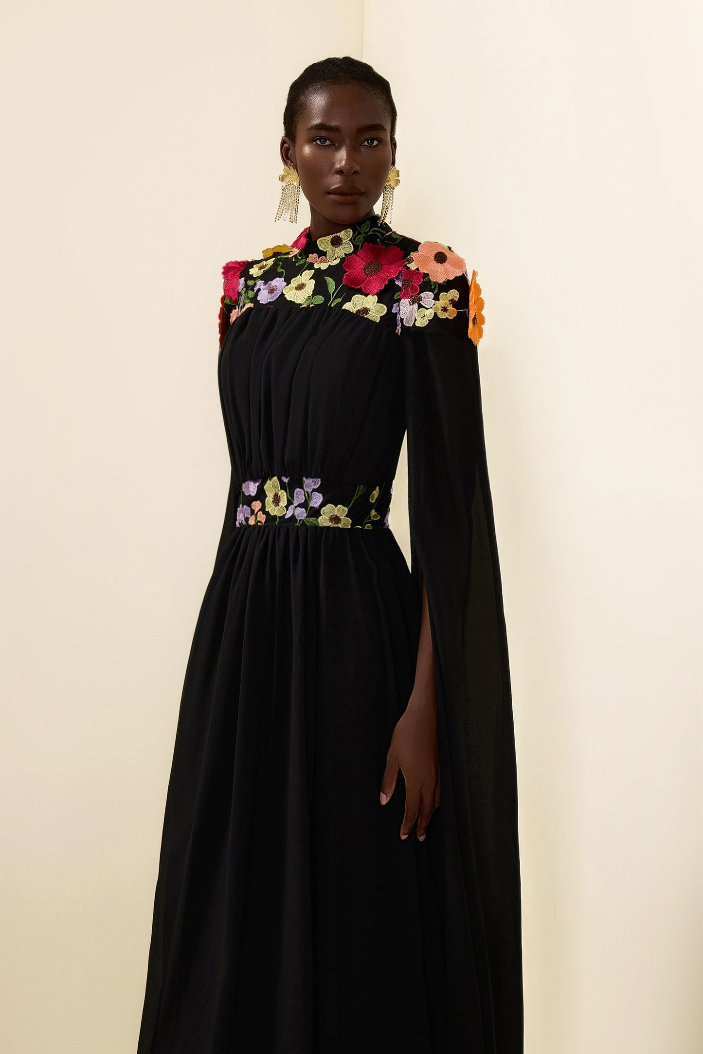 Vestido largo con mangas estilo capa y bordado floral 