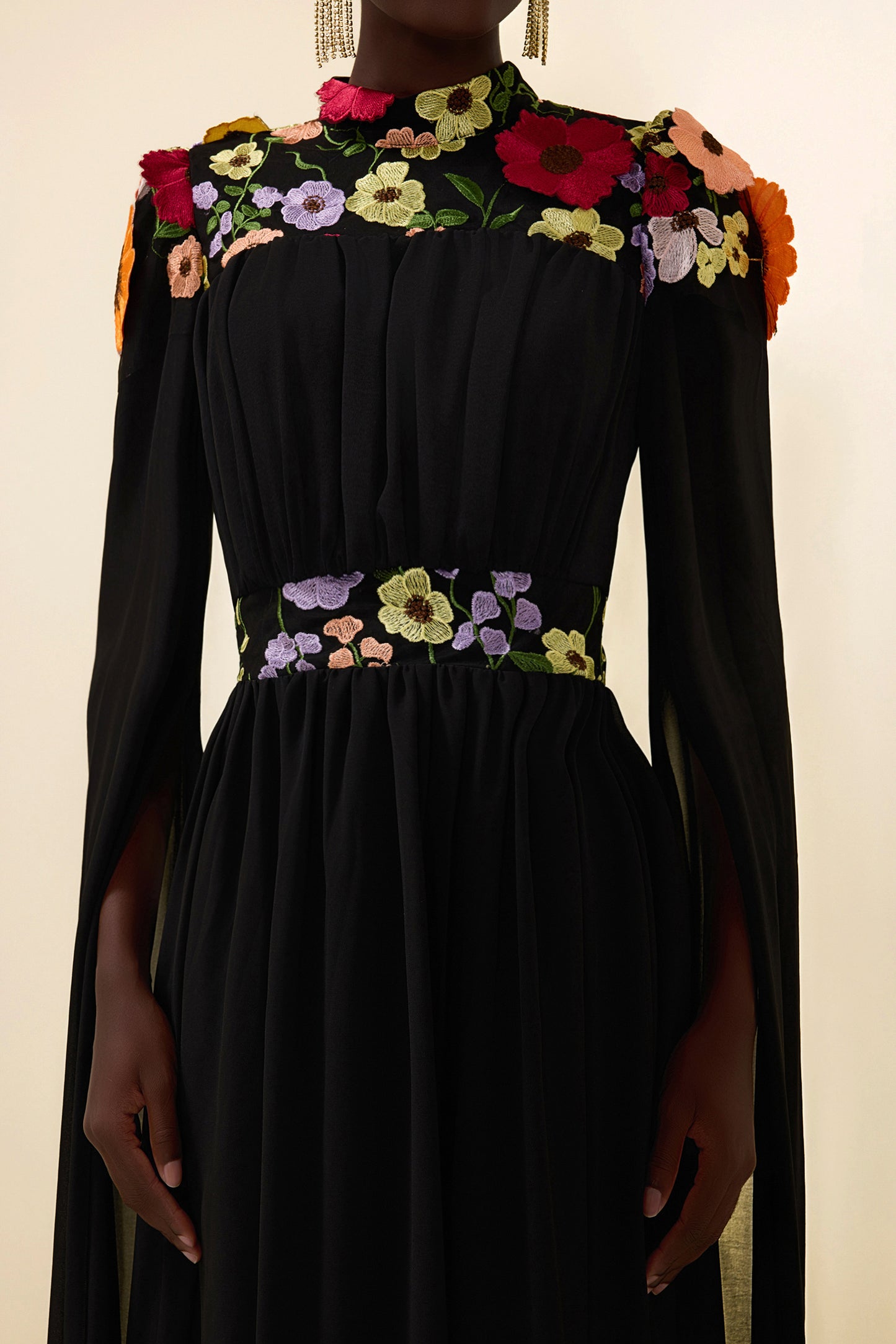 Vestido largo con mangas estilo capa y bordado floral 