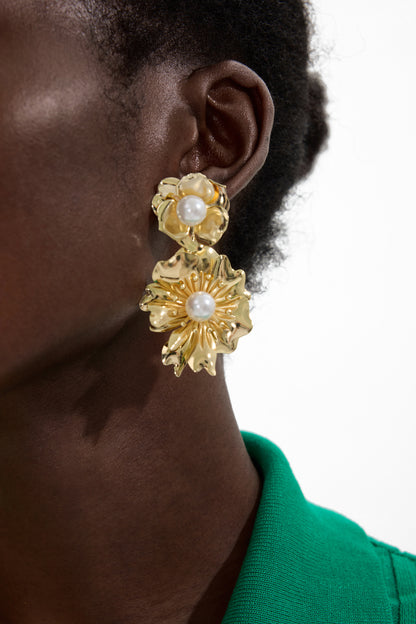 Pendientes de metal con perlas de imitación en forma de flor 