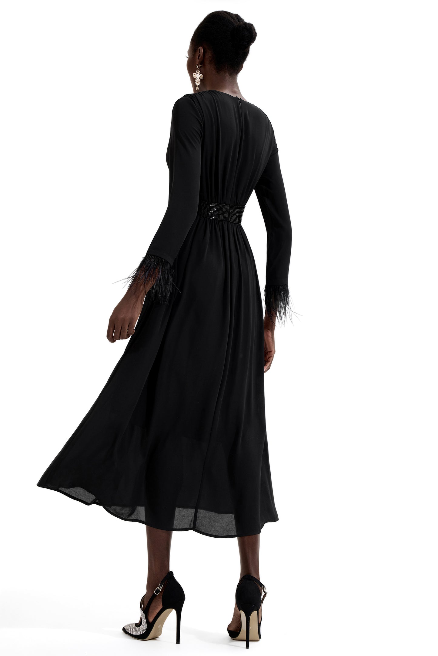 Vestido midi de plumas, manga larga, escote en V y diamantes de imitación 