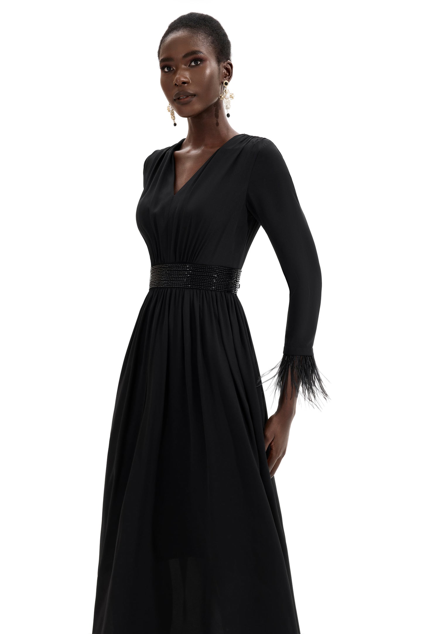 Vestido midi de plumas, manga larga, escote en V y diamantes de imitación 
