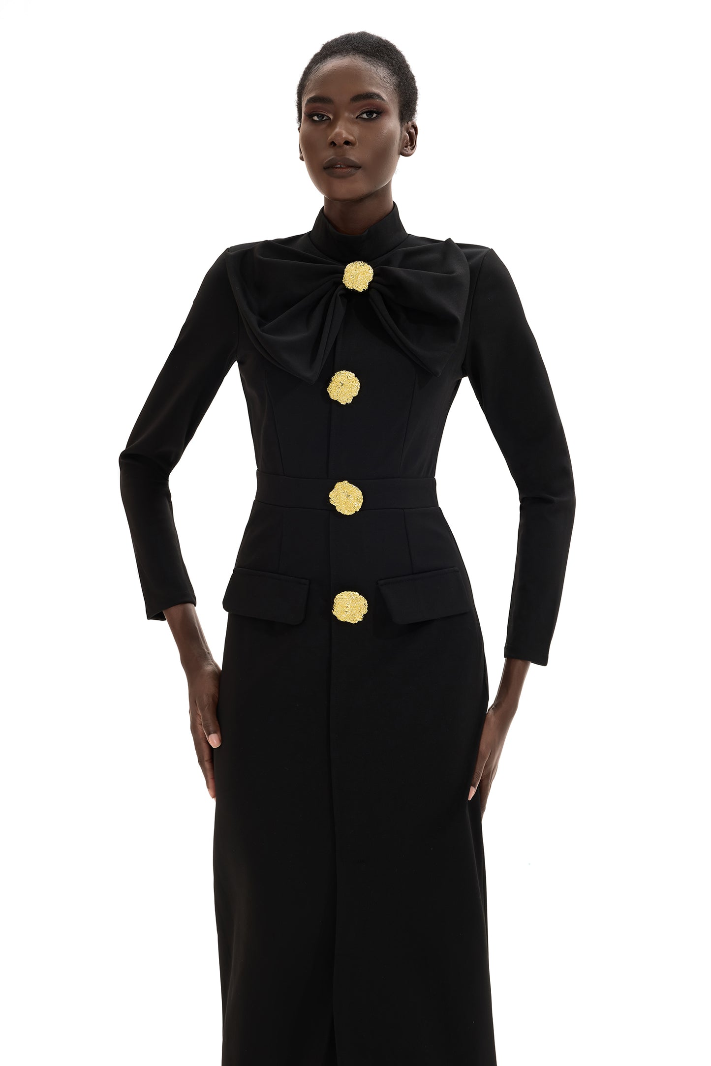 Vestido midi de manga larga con botones metálicos y lazo 